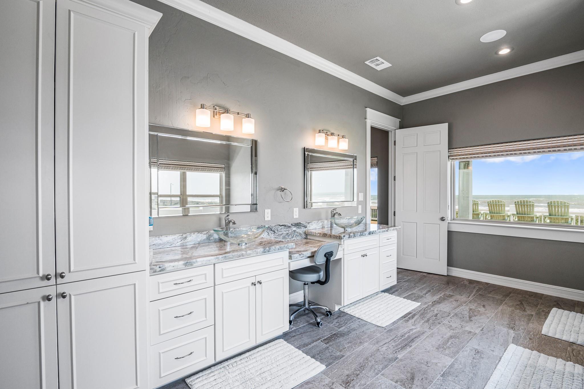 672 Villa Dr, Crystal Beach, TX 77650