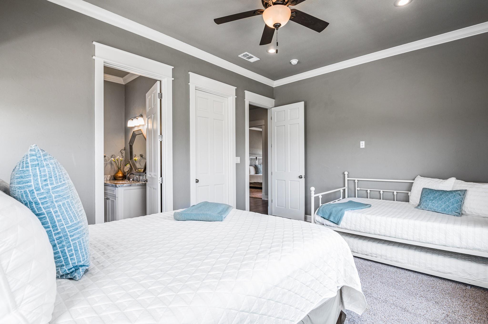 672 Villa Dr, Crystal Beach, TX 77650