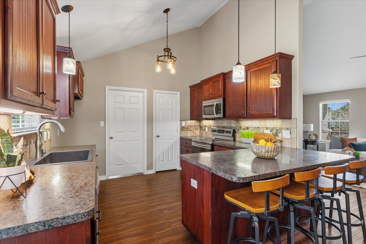 109 Bonham Ln, Paige, TX 78659
