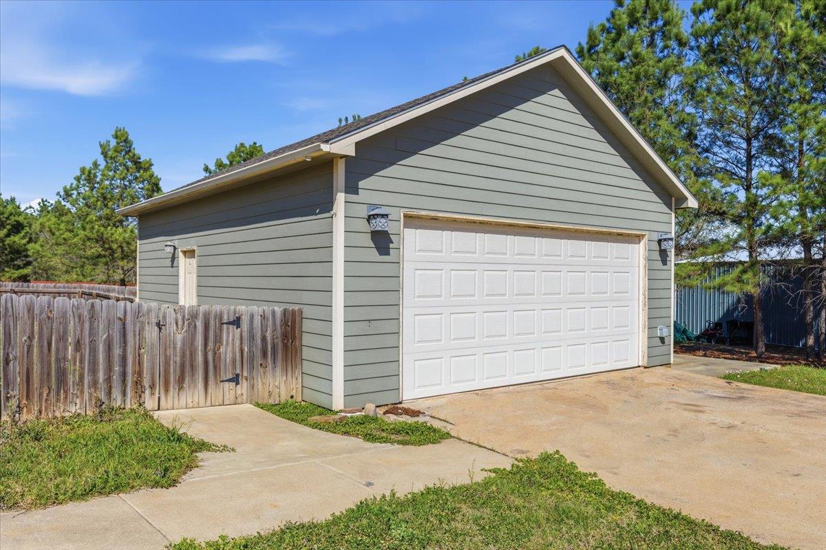 109 Bonham Ln, Paige, TX 78659