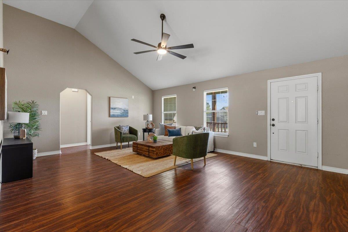 109 Bonham Ln, Paige, TX 78659
