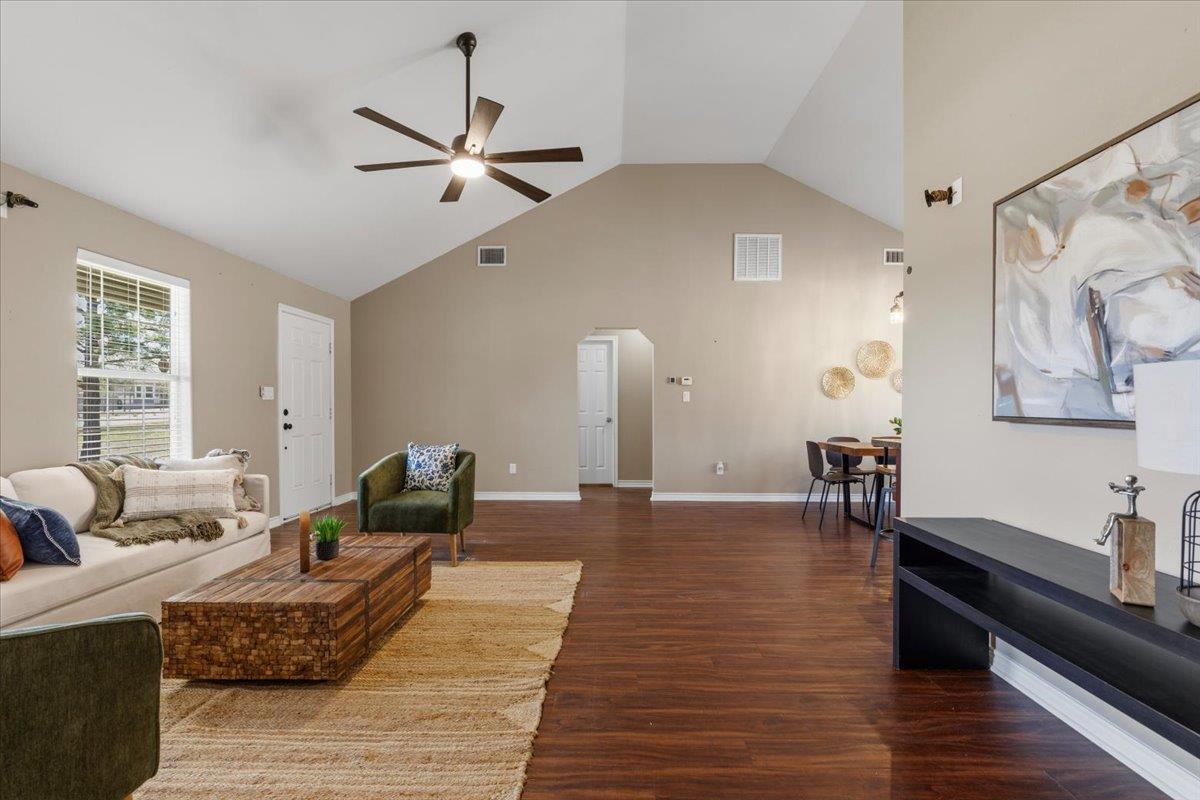 109 Bonham Ln, Paige, TX 78659