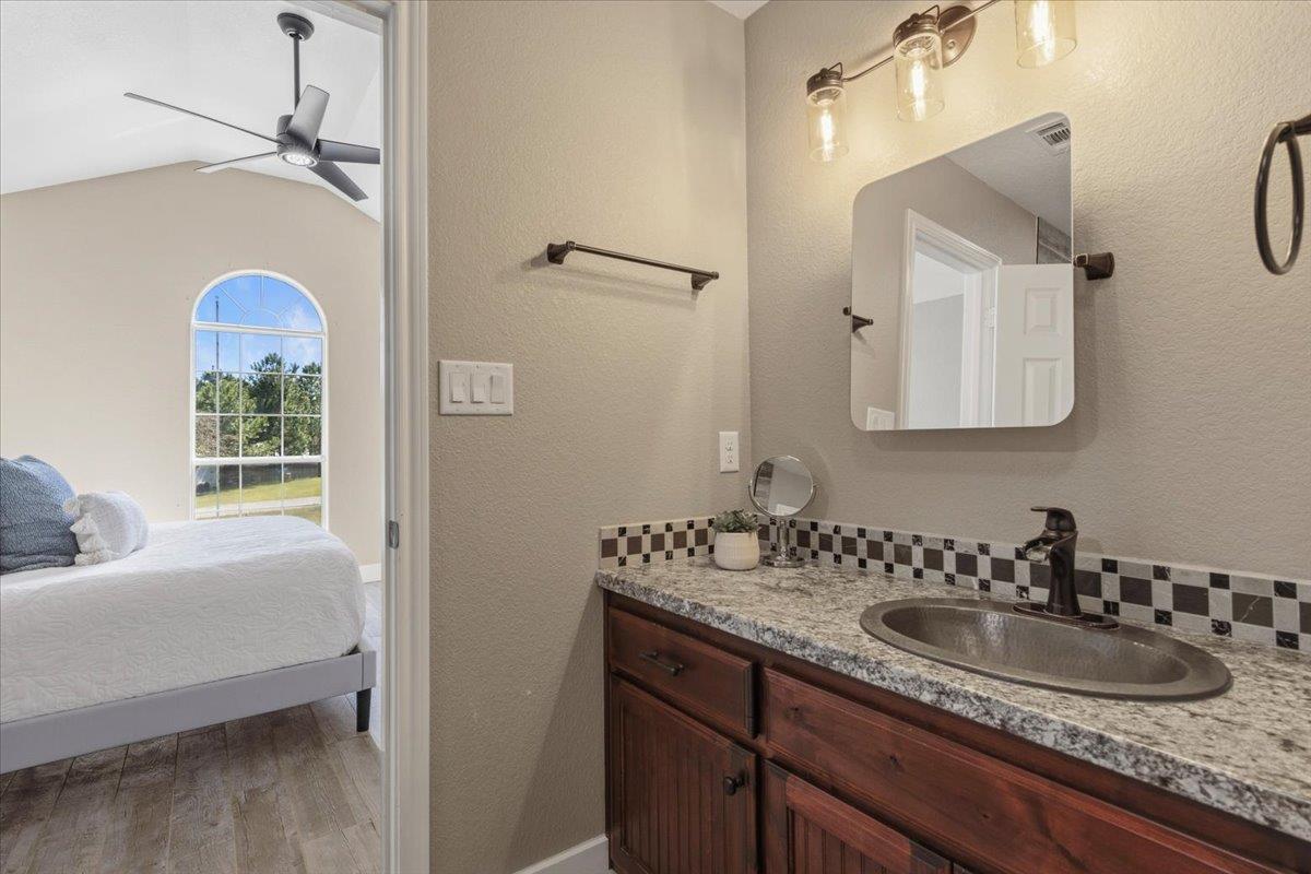 109 Bonham Ln, Paige, TX 78659