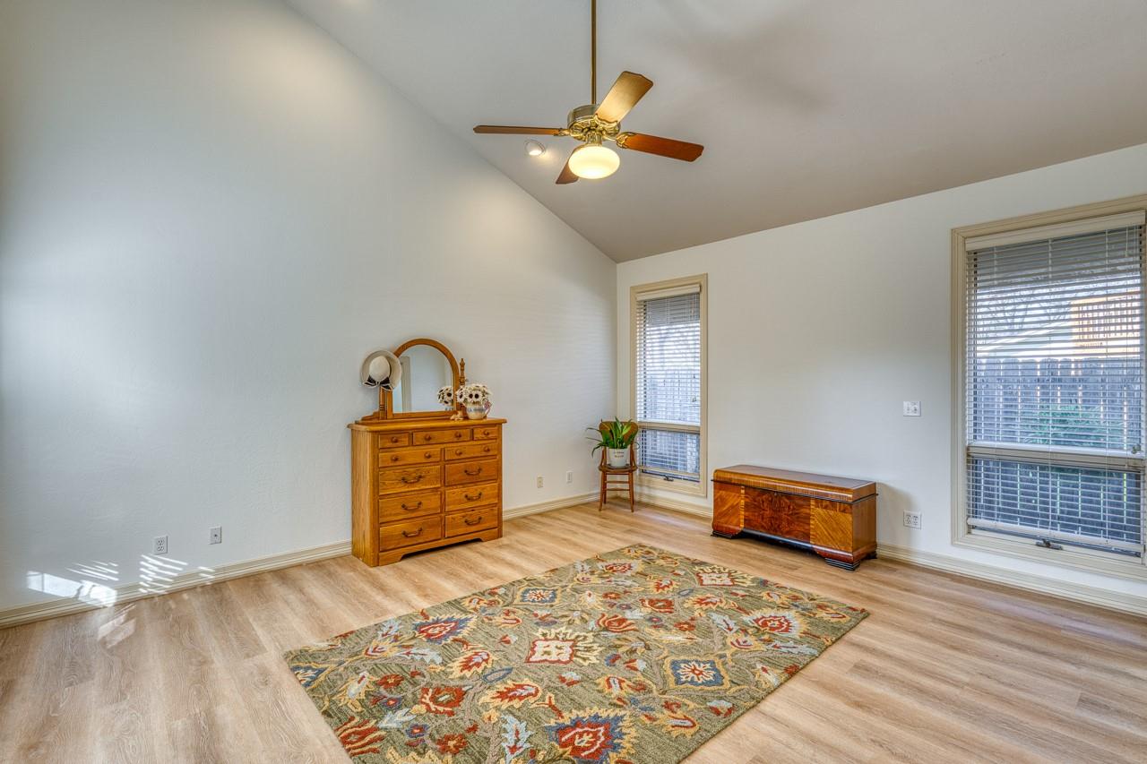 402 Meadowlakes Dr, Meadowlakes, TX 78654