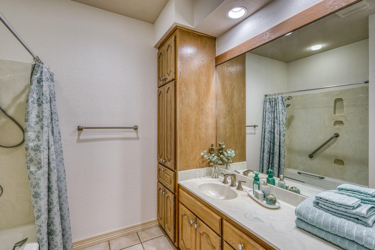 402 Meadowlakes Dr, Meadowlakes, TX 78654