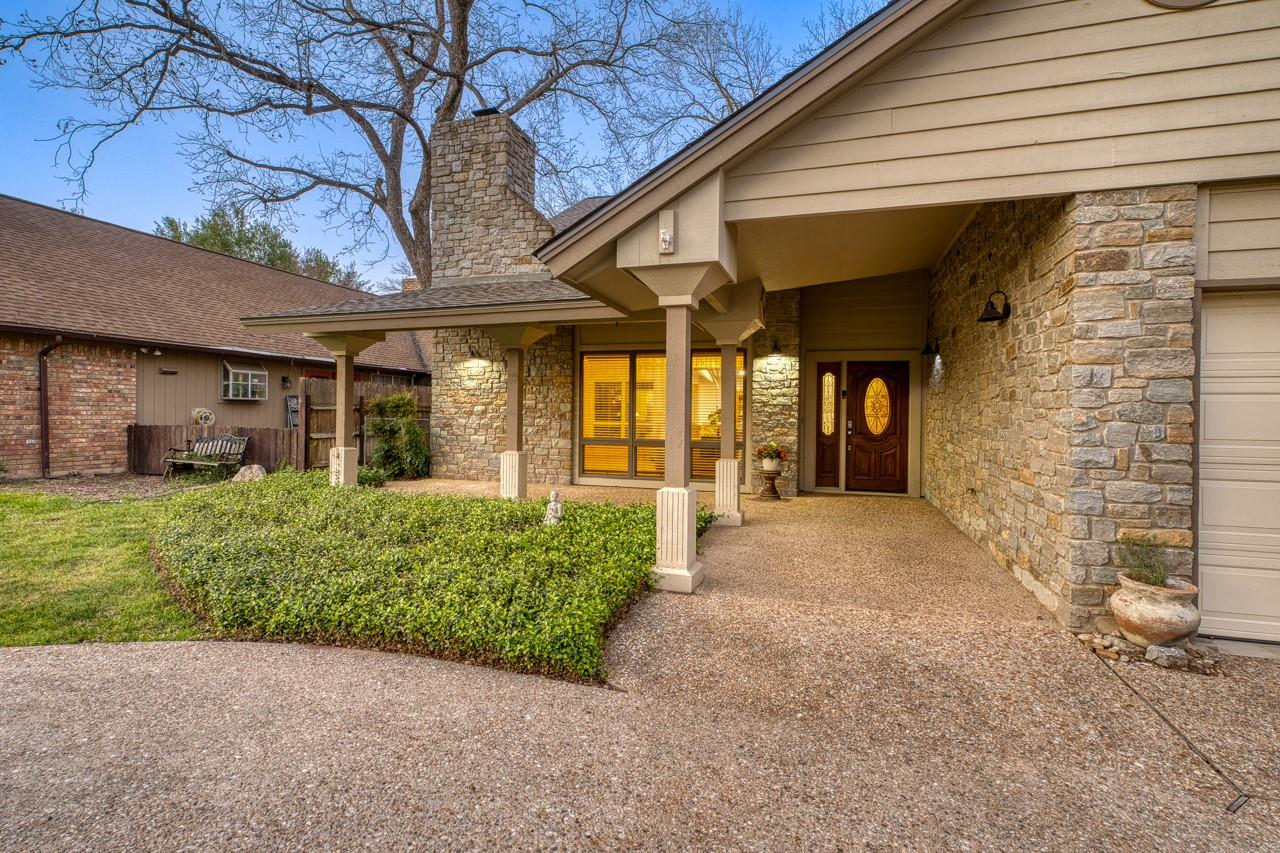 402 Meadowlakes Dr, Meadowlakes, TX 78654