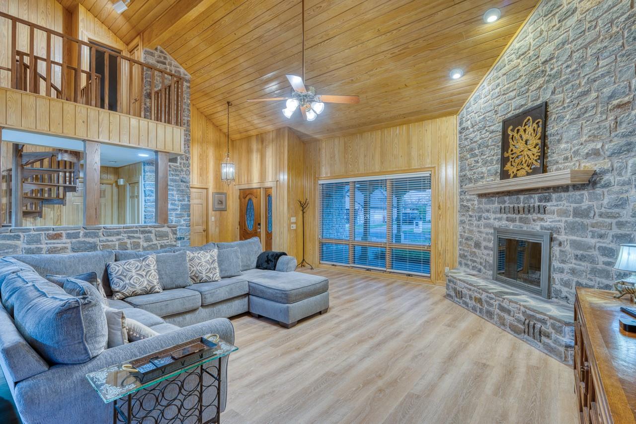 402 Meadowlakes Dr, Meadowlakes, TX 78654