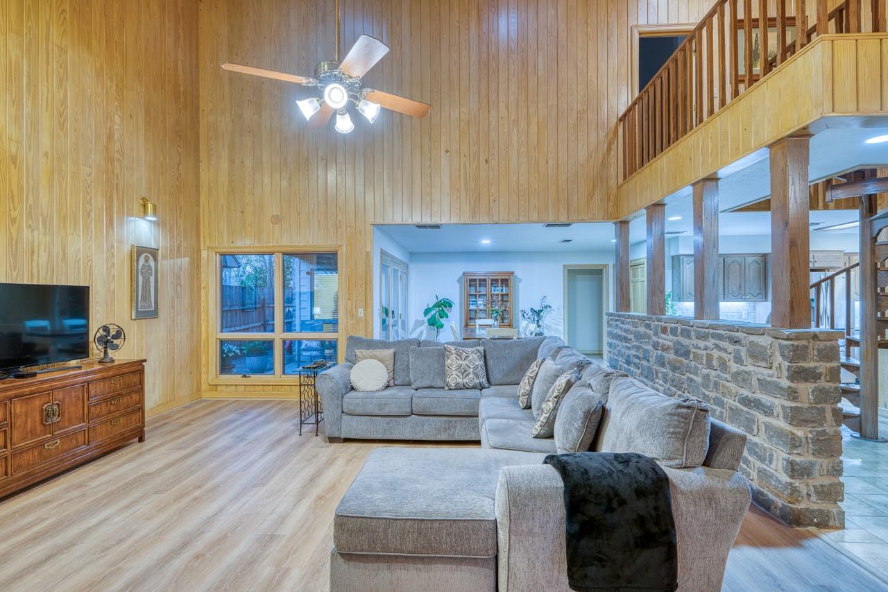 402 Meadowlakes Dr, Meadowlakes, TX 78654