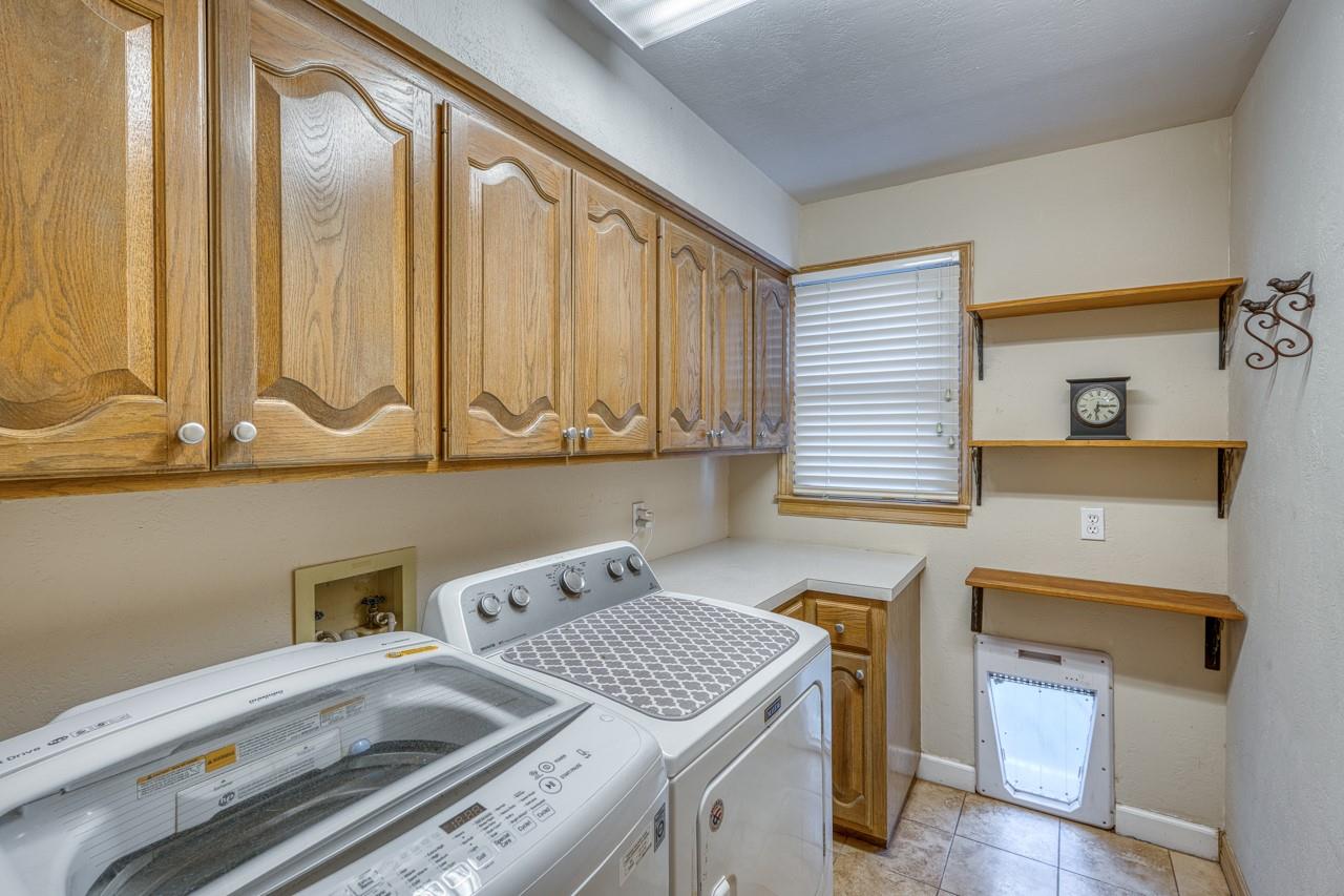 402 Meadowlakes Dr, Meadowlakes, TX 78654