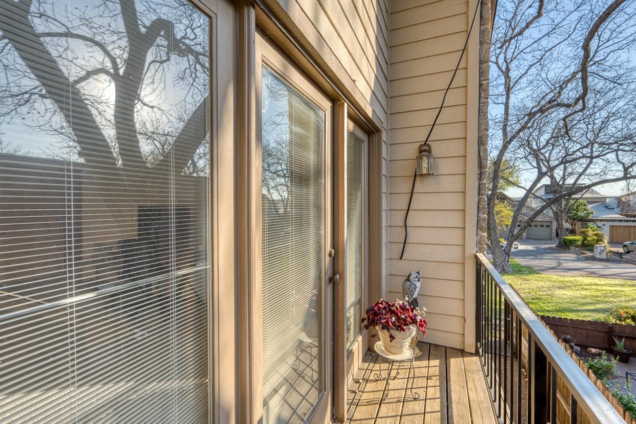 402 Meadowlakes Dr, Meadowlakes, TX 78654