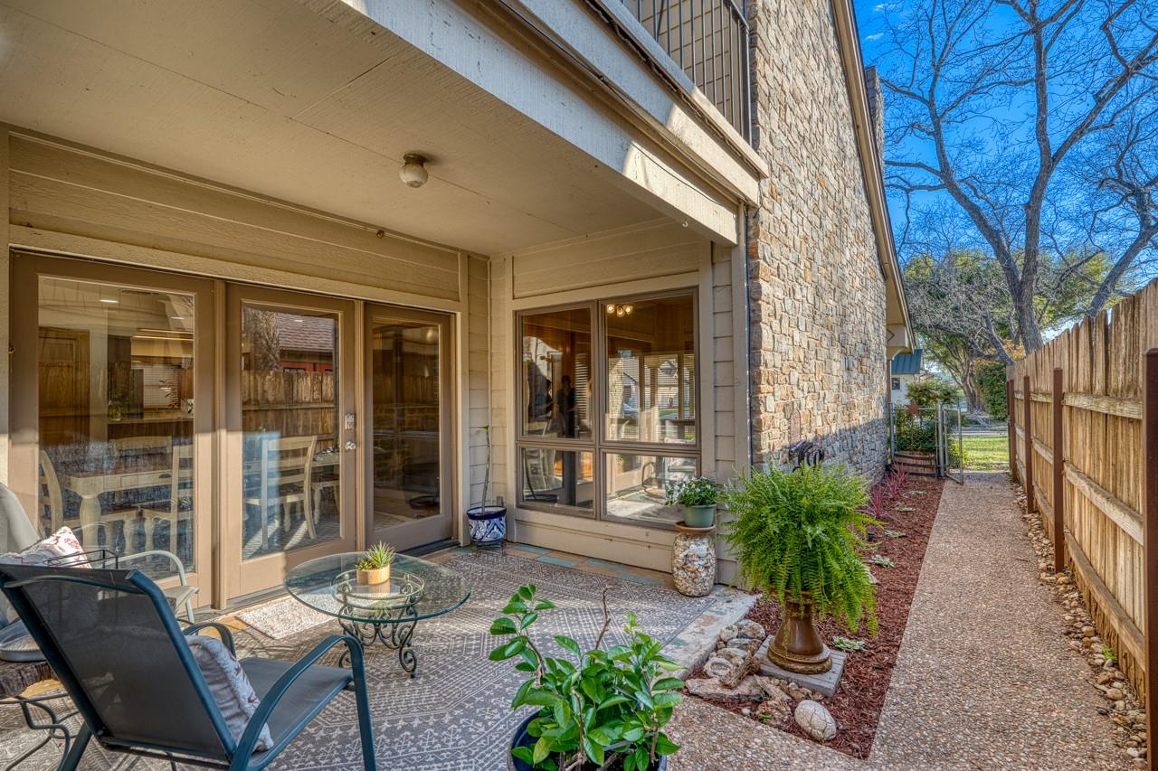 402 Meadowlakes Dr, Meadowlakes, TX 78654