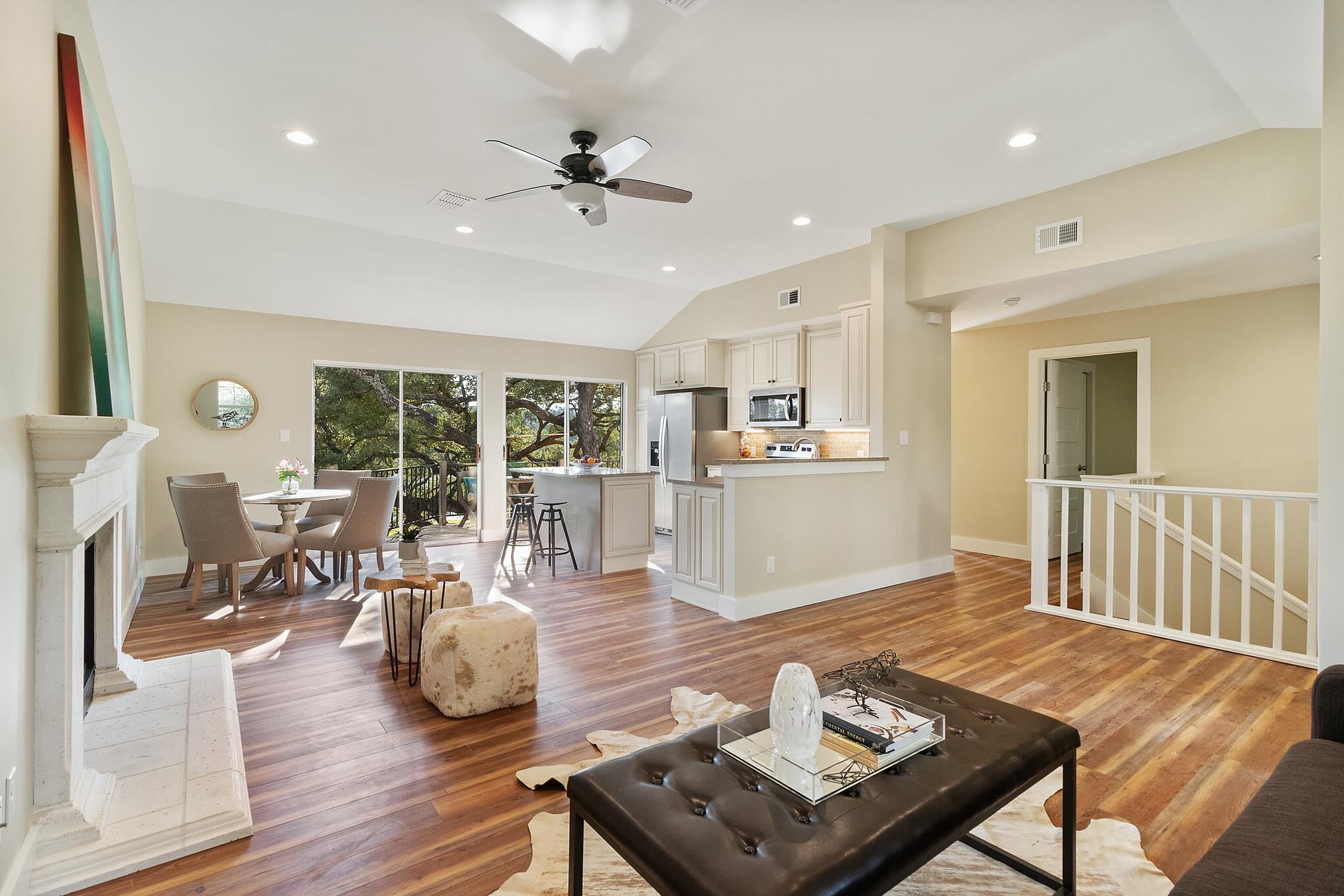 25201 & 25203 Lakeview Dr, Spicewood, TX 78669