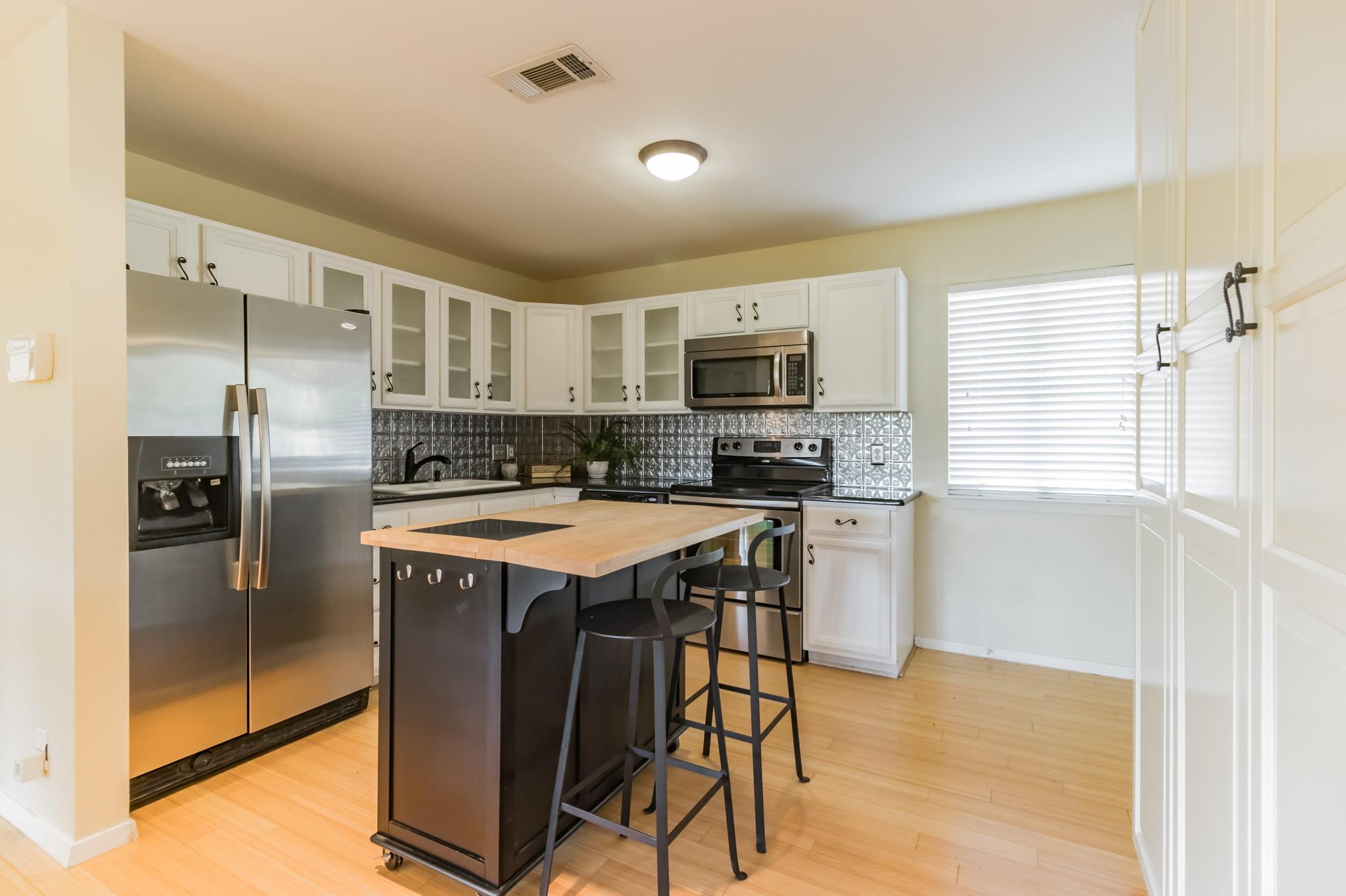 25201 & 25203 Lakeview Dr, Spicewood, TX 78669