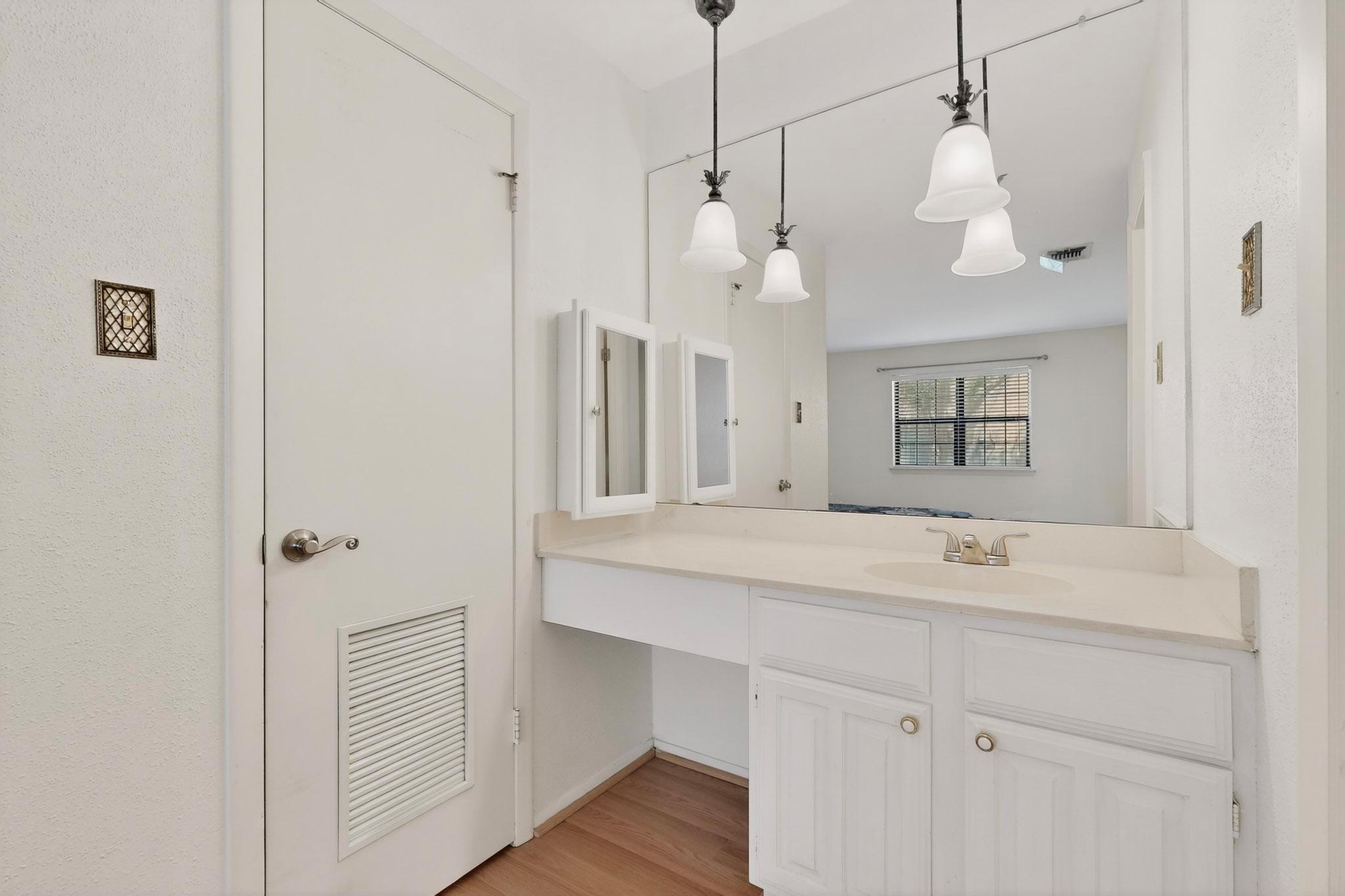 8210 Bent Tree Rd # 104, Austin, TX 78759