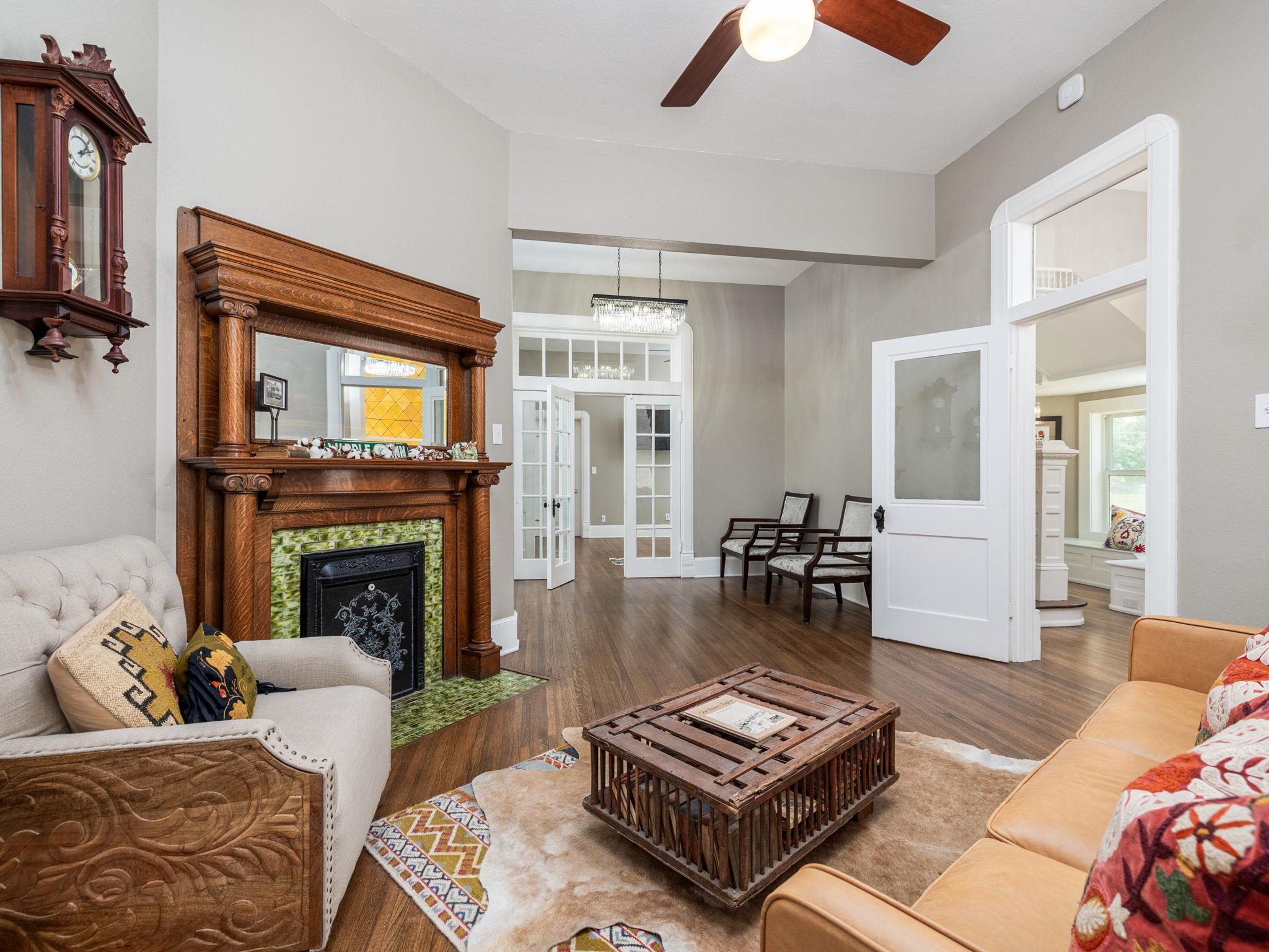 1220 W Lake Dr, Taylor, TX 76574