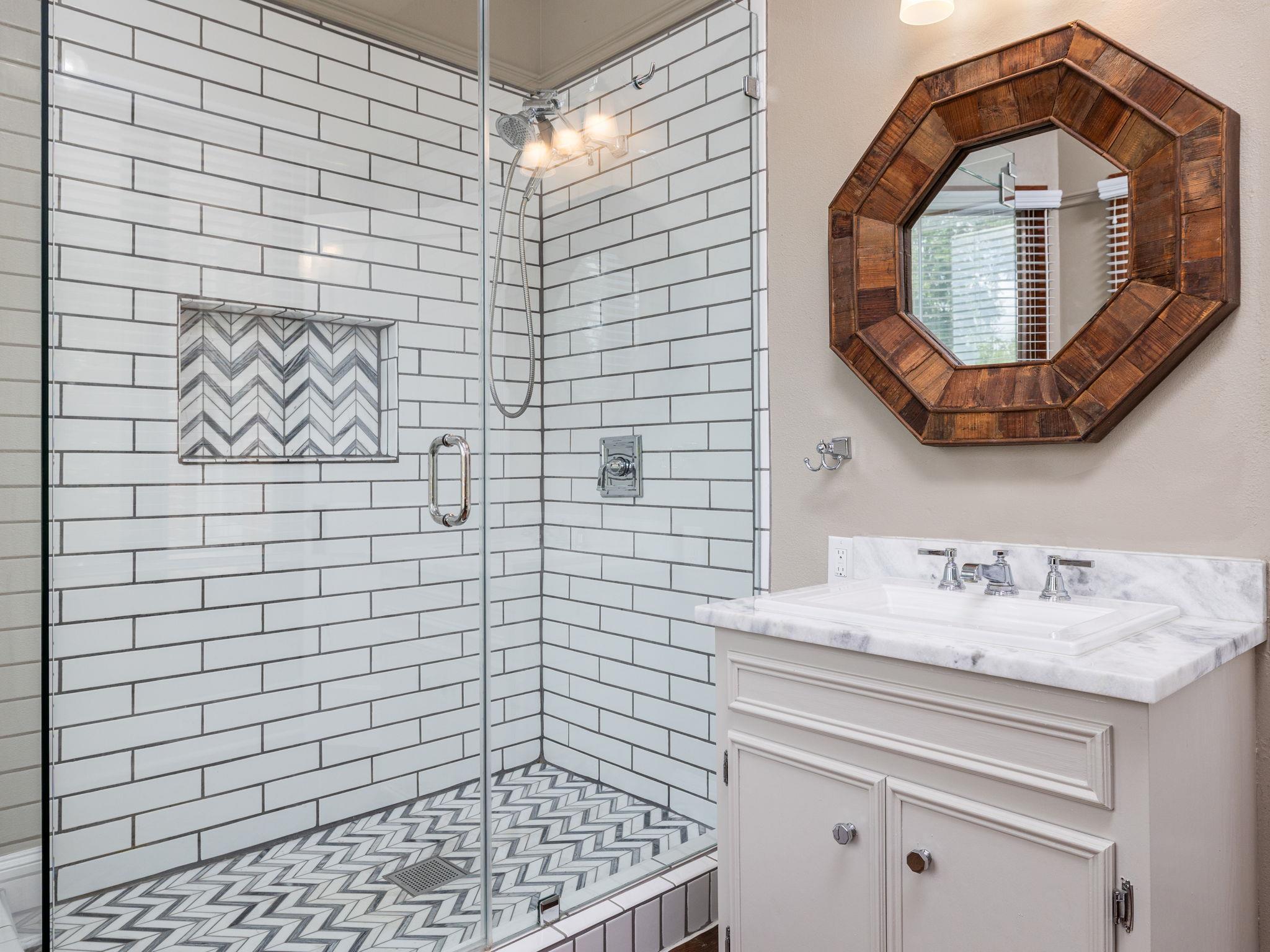 1220 W Lake Dr, Taylor, TX 76574