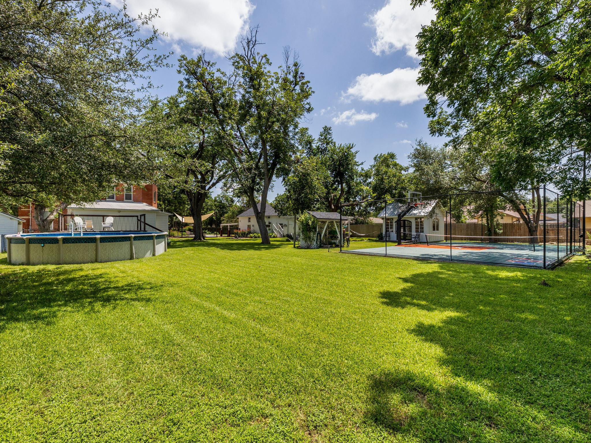 1220 W Lake Dr, Taylor, TX 76574