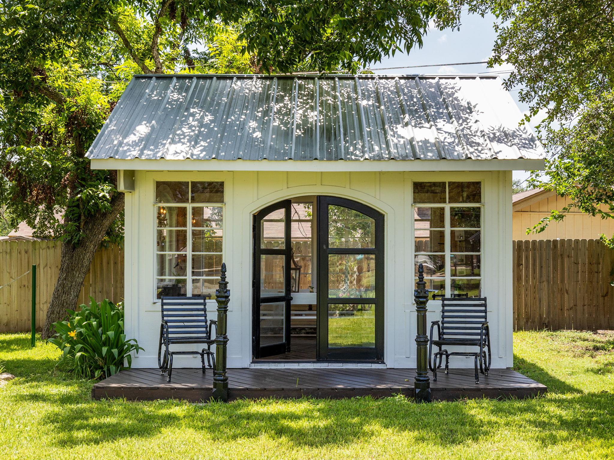 1220 W Lake Dr, Taylor, TX 76574