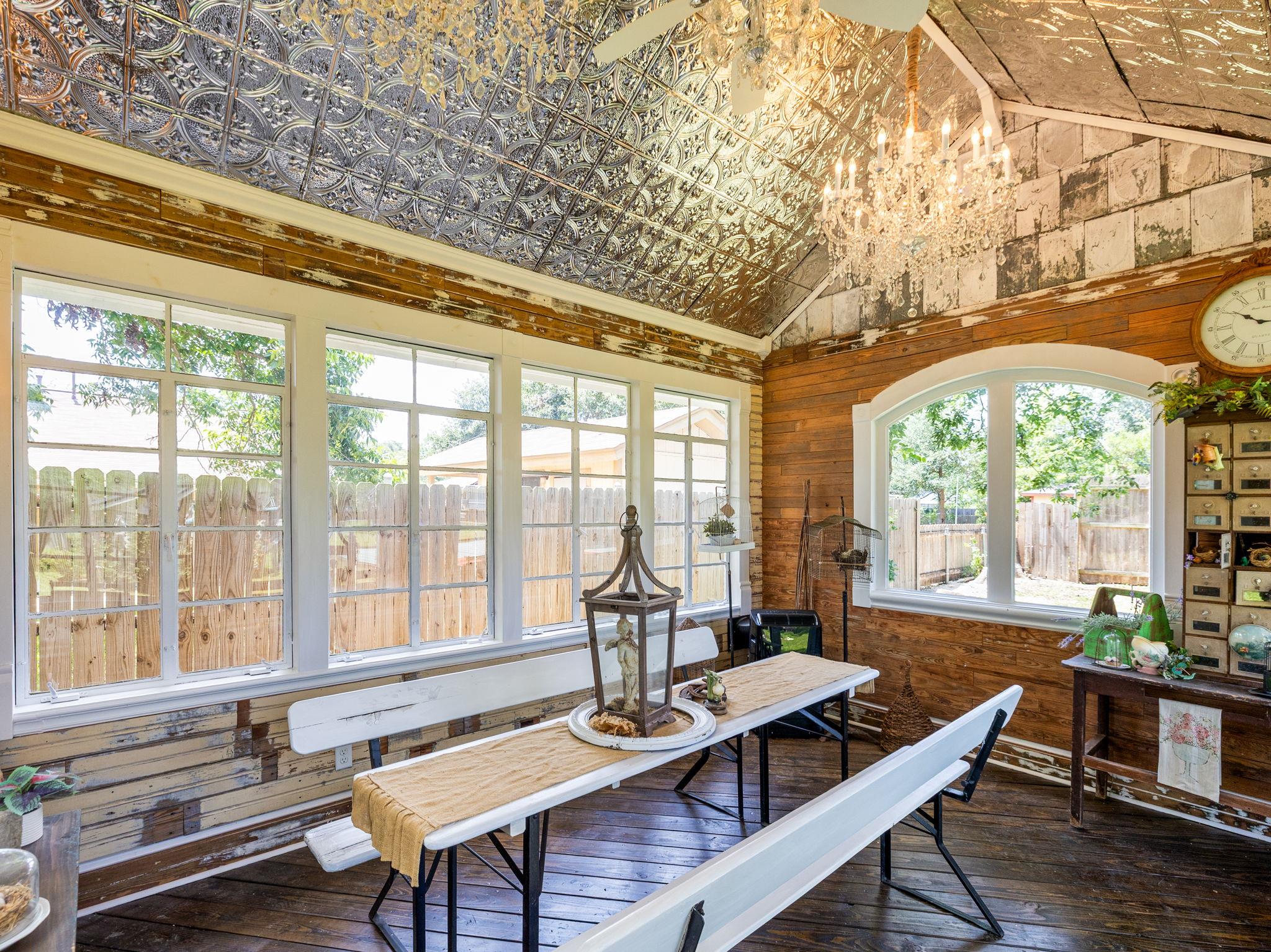 1220 W Lake Dr, Taylor, TX 76574