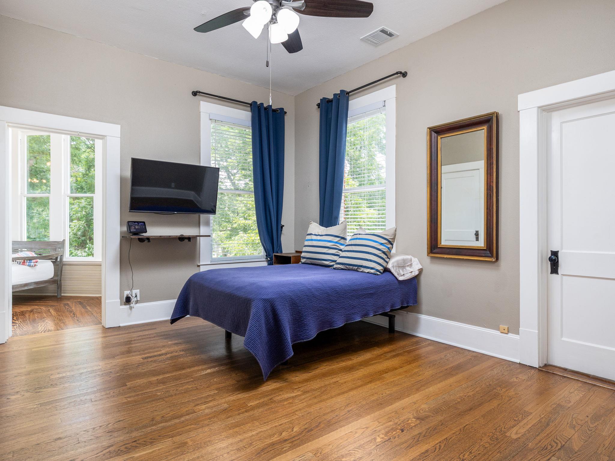 1220 W Lake Dr, Taylor, TX 76574