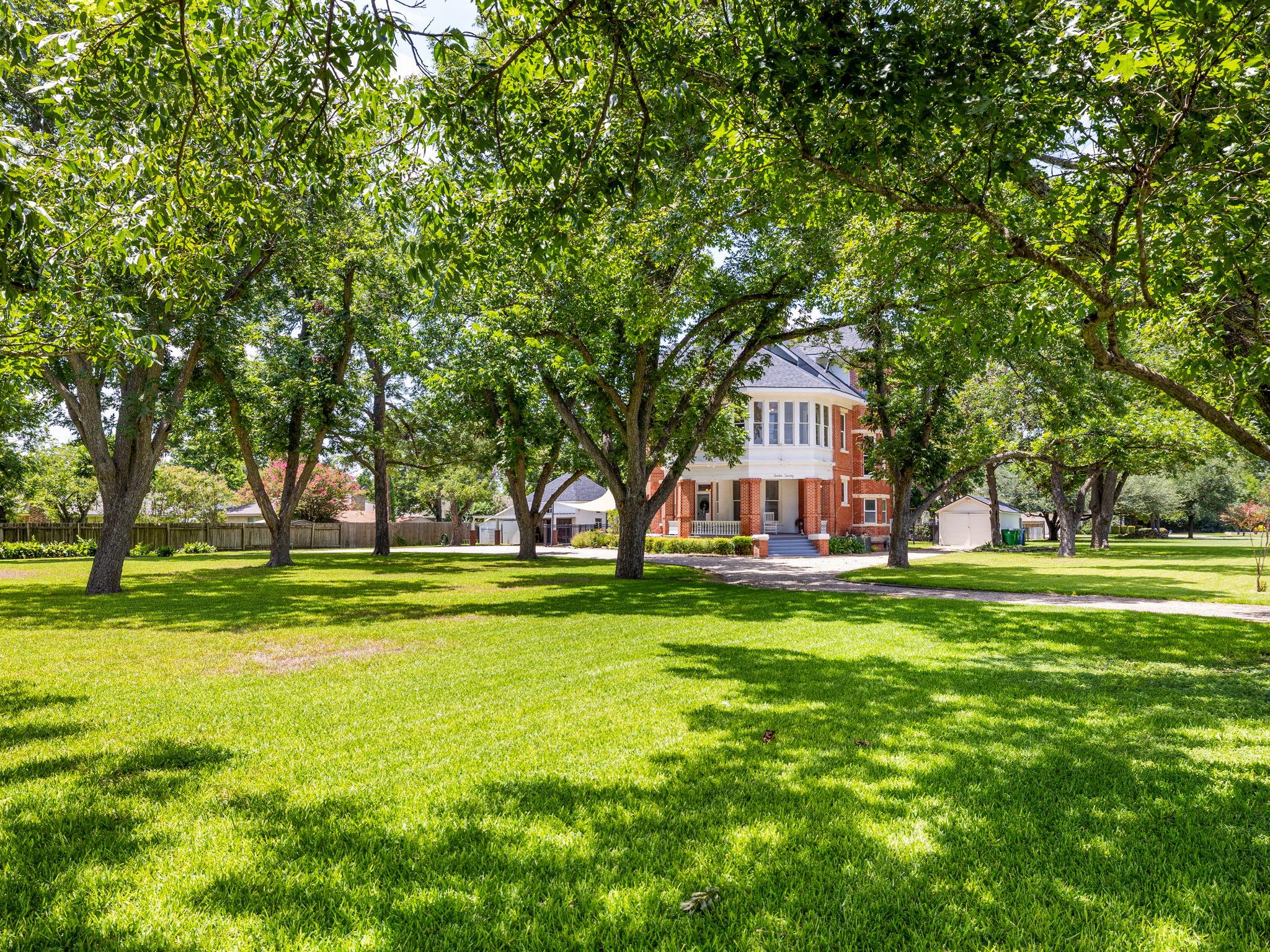 1220 W Lake Dr, Taylor, TX 76574