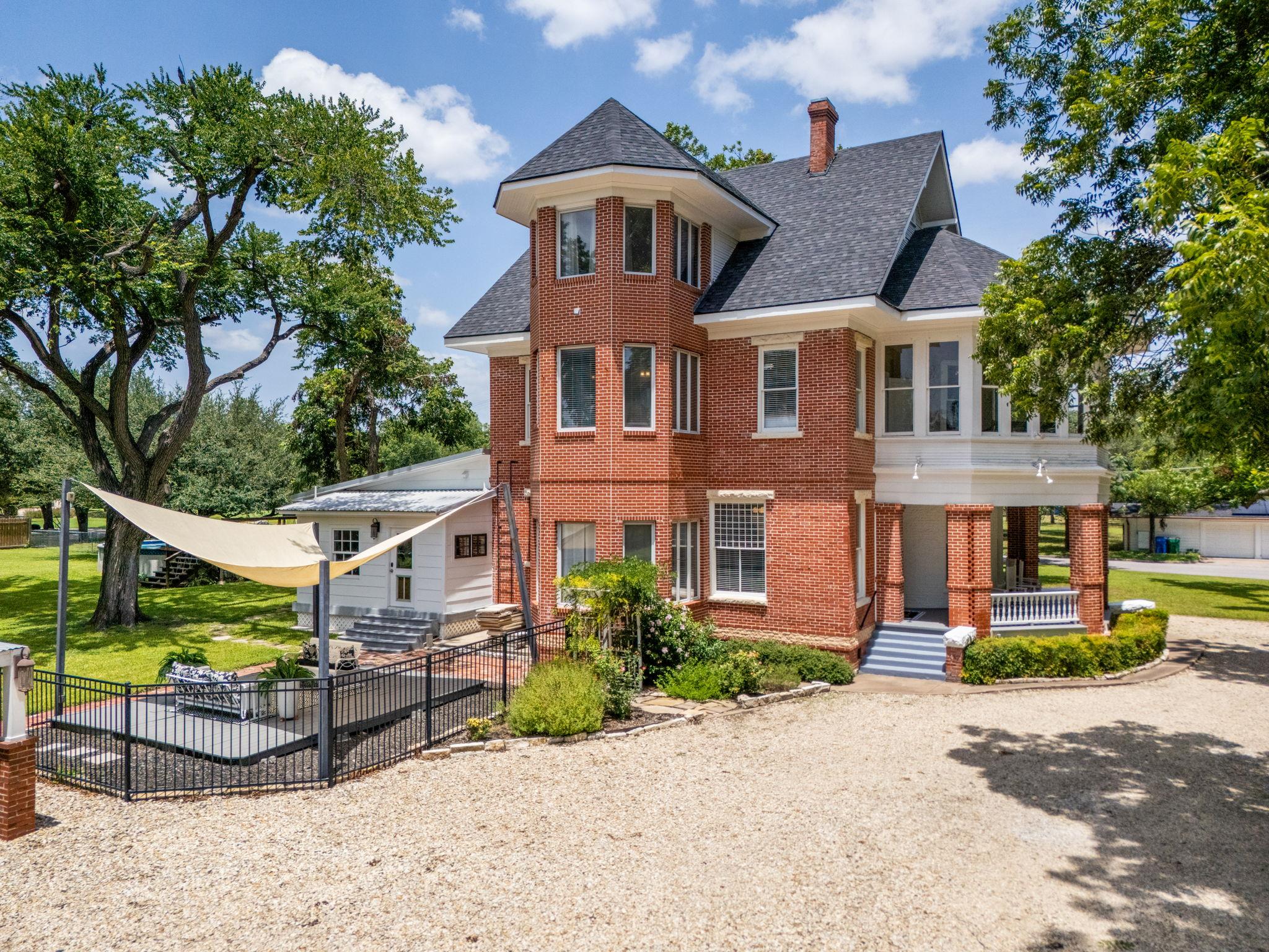 1220 W Lake Dr, Taylor, TX 76574