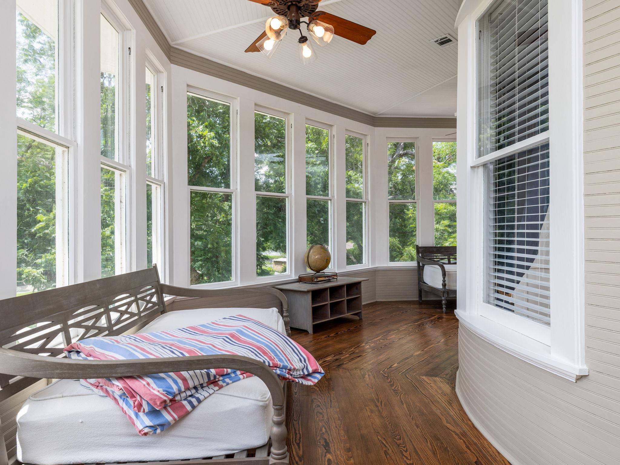 1220 W Lake Dr, Taylor, TX 76574