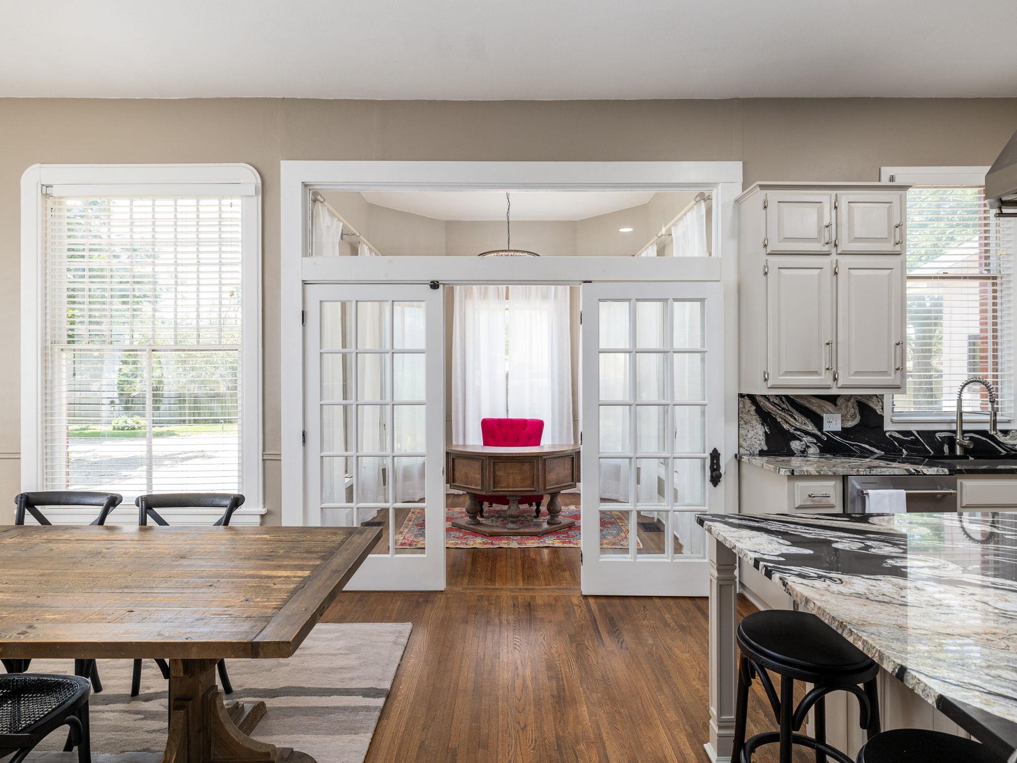 1220 W Lake Dr, Taylor, TX 76574