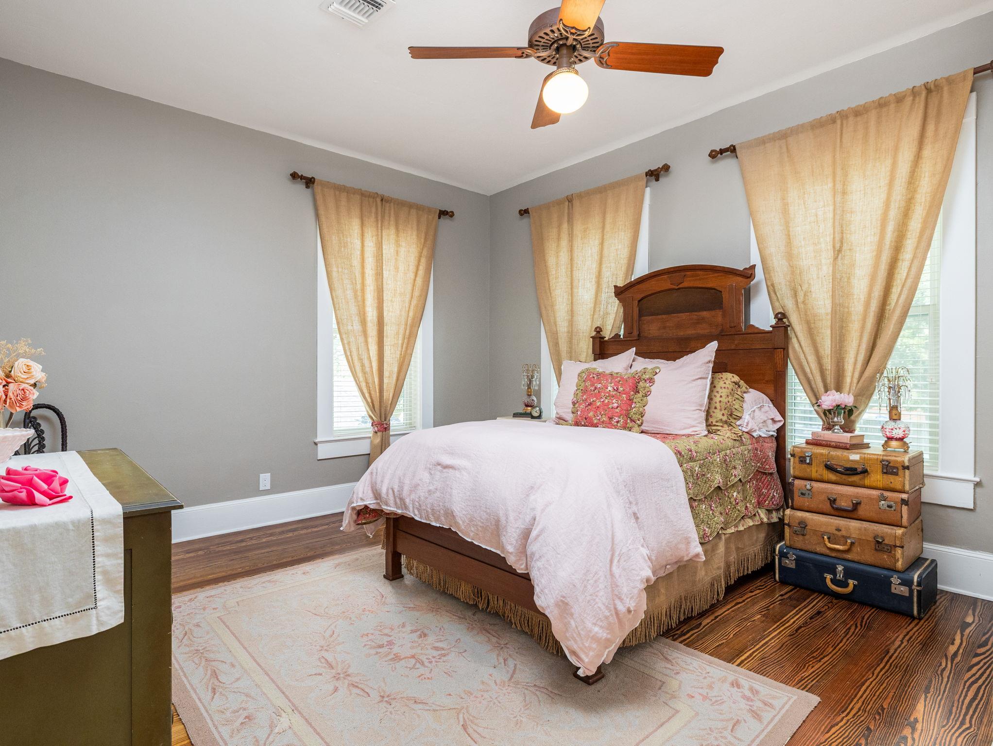 1220 W Lake Dr, Taylor, TX 76574