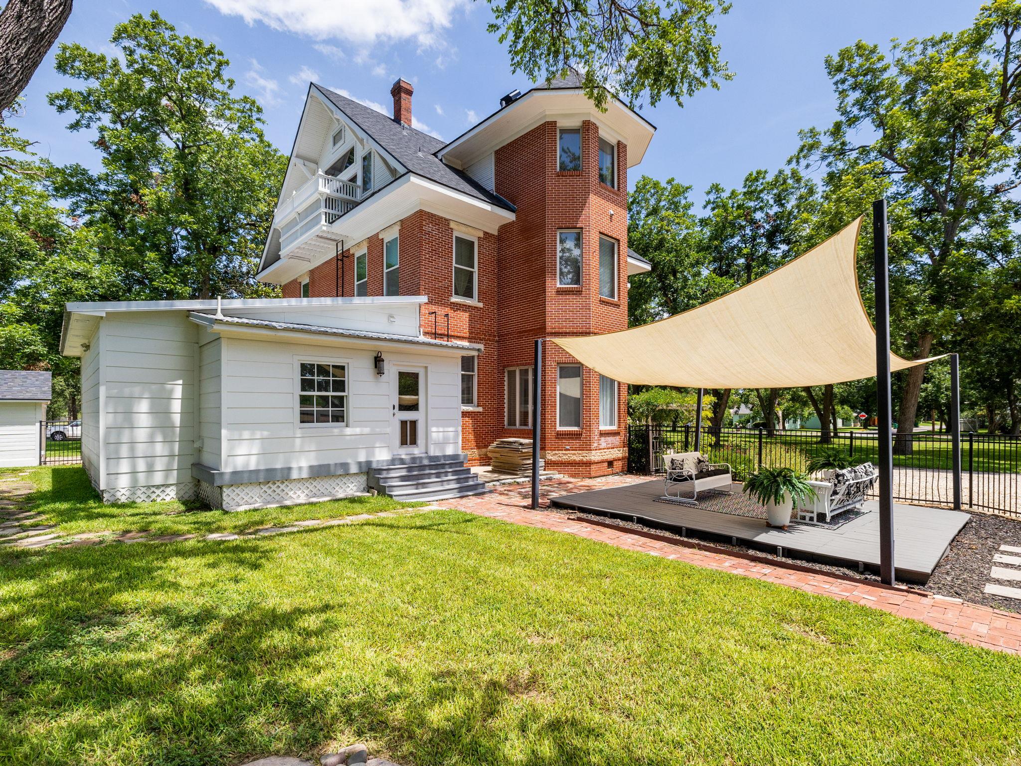 1220 W Lake Dr, Taylor, TX 76574