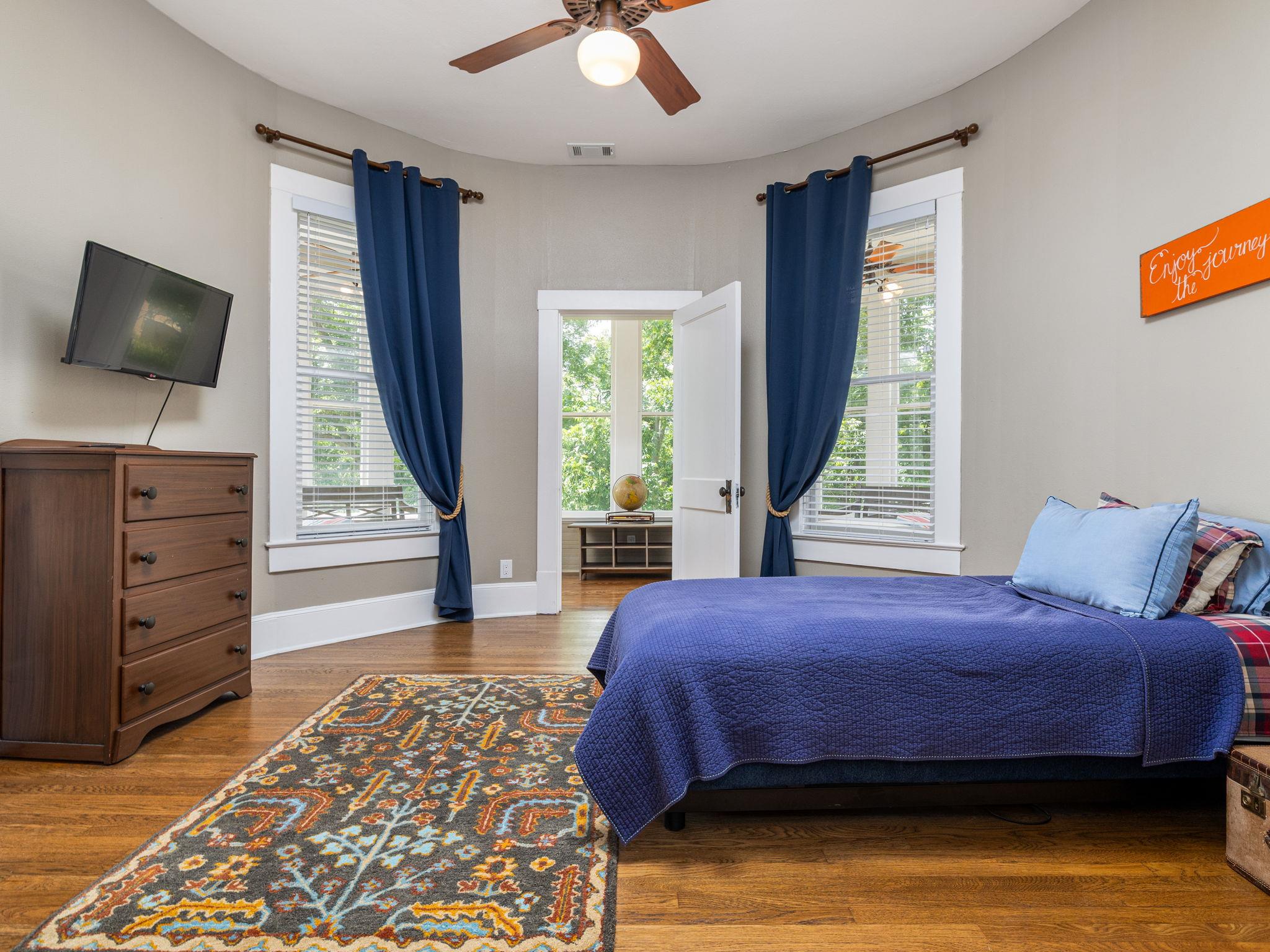 1220 W Lake Dr, Taylor, TX 76574