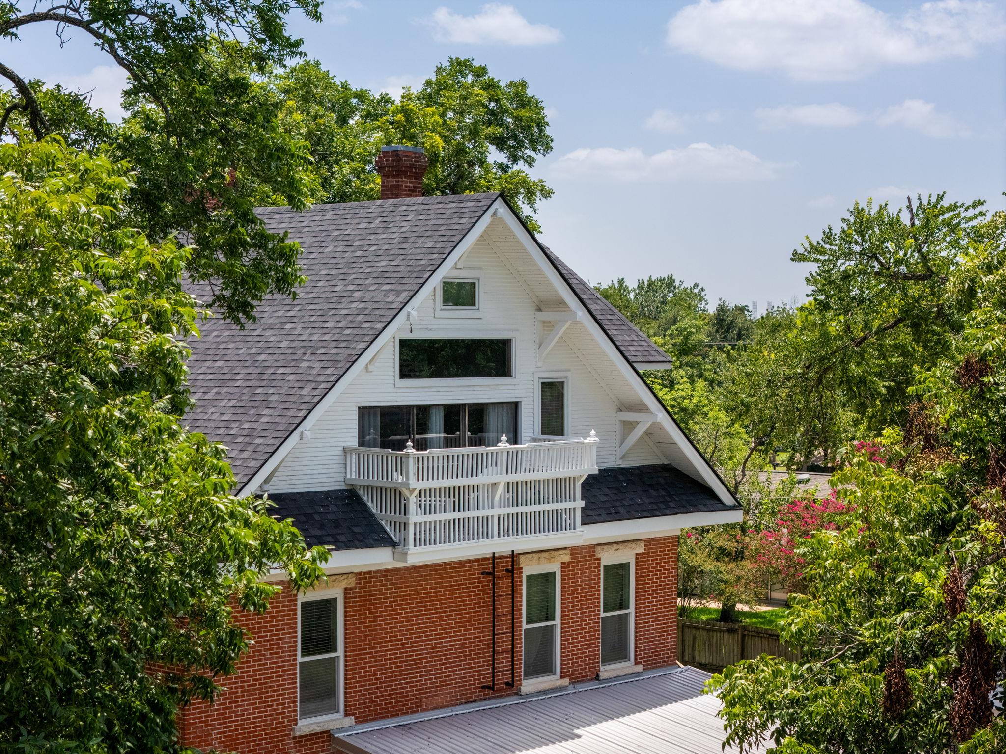 1220 W Lake Dr, Taylor, TX 76574