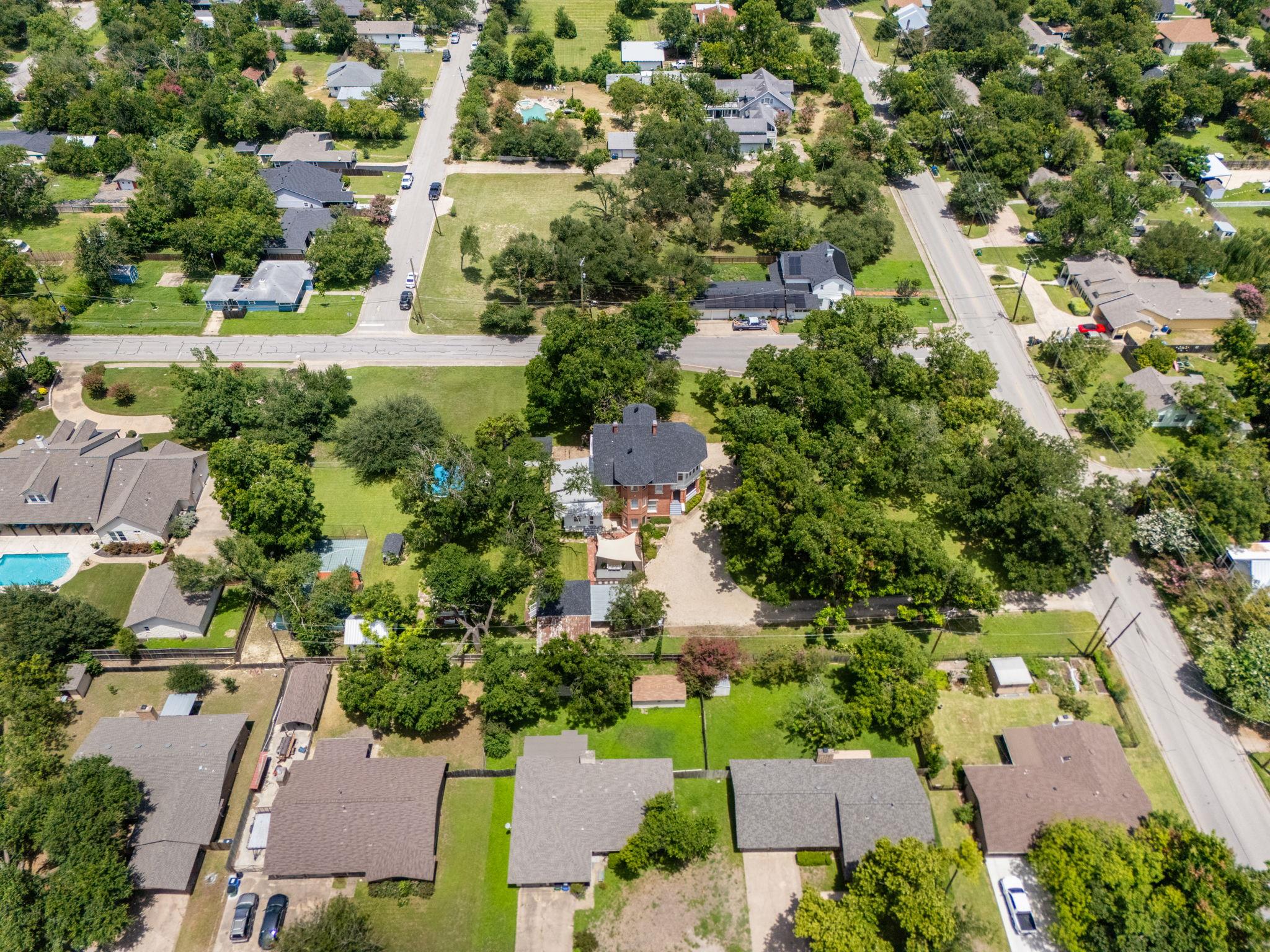 1220 W Lake Dr, Taylor, TX 76574