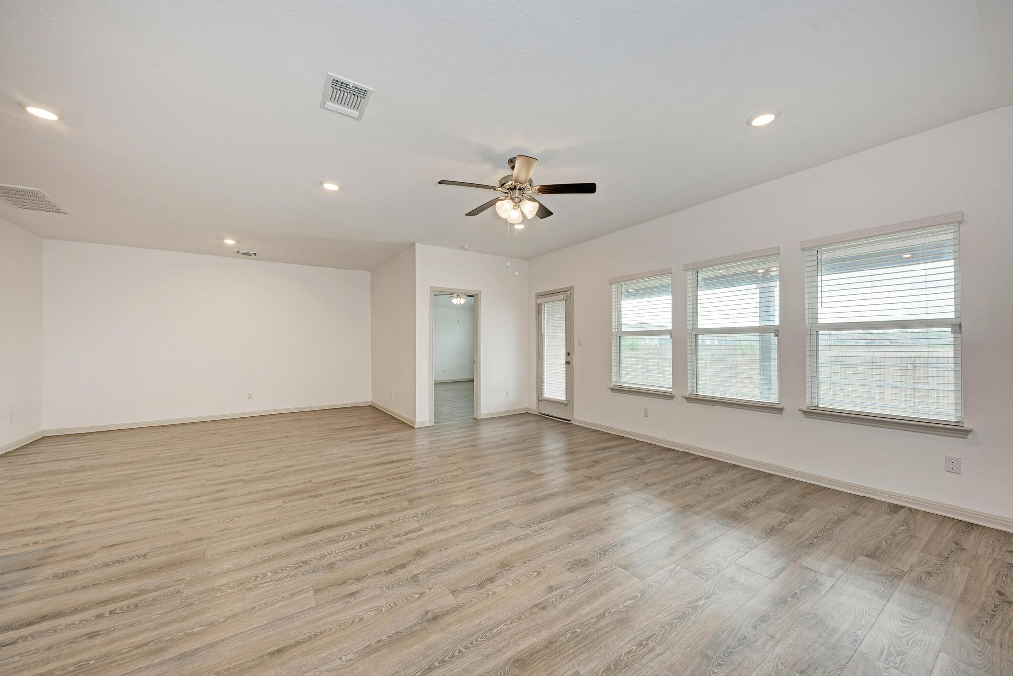 1002 Austin Bayou Dr, Hutto, TX 78634