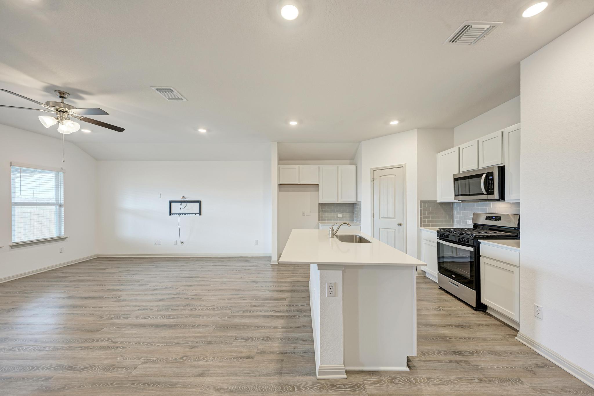 1002 Austin Bayou Dr, Hutto, TX 78634