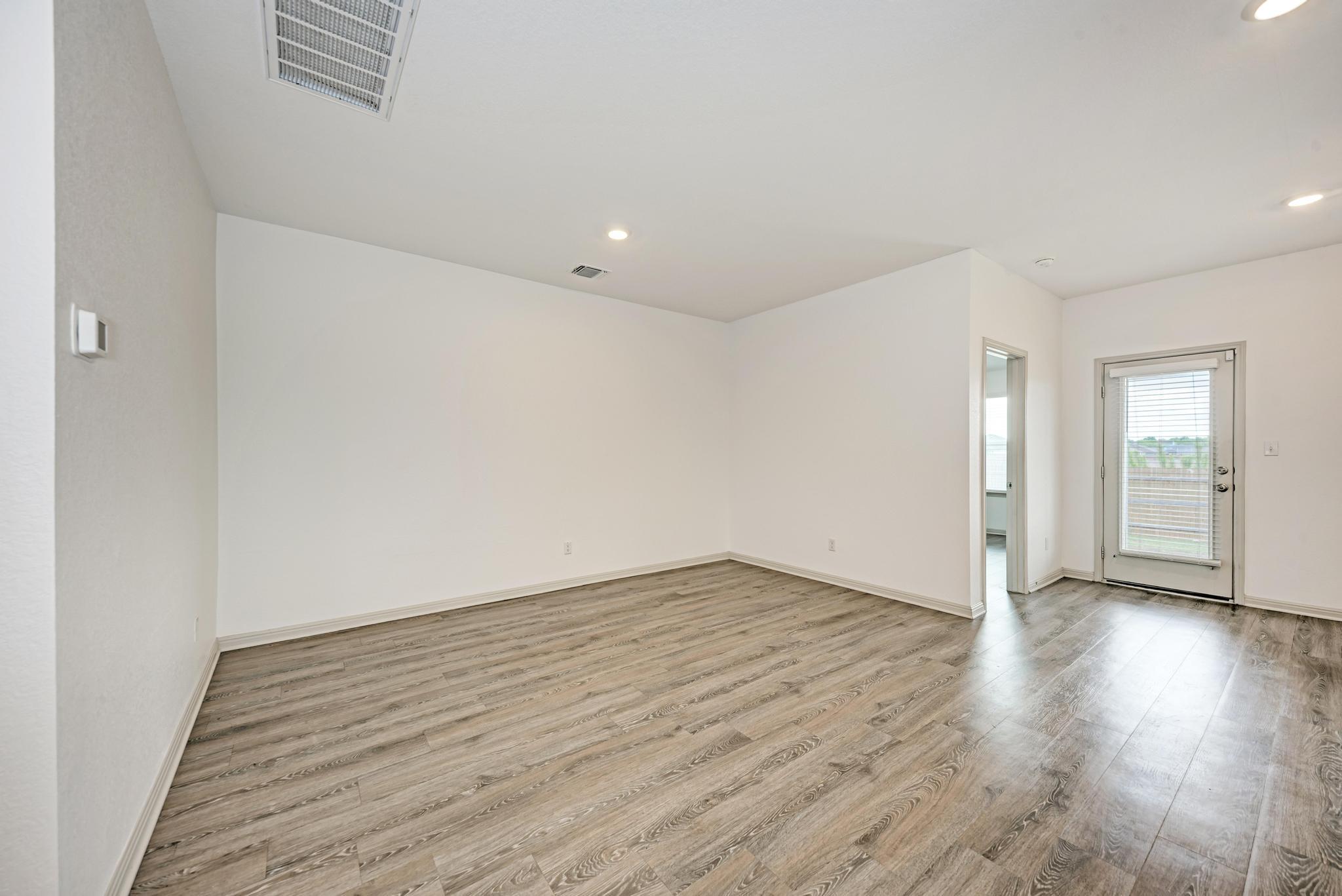 1002 Austin Bayou Dr, Hutto, TX 78634