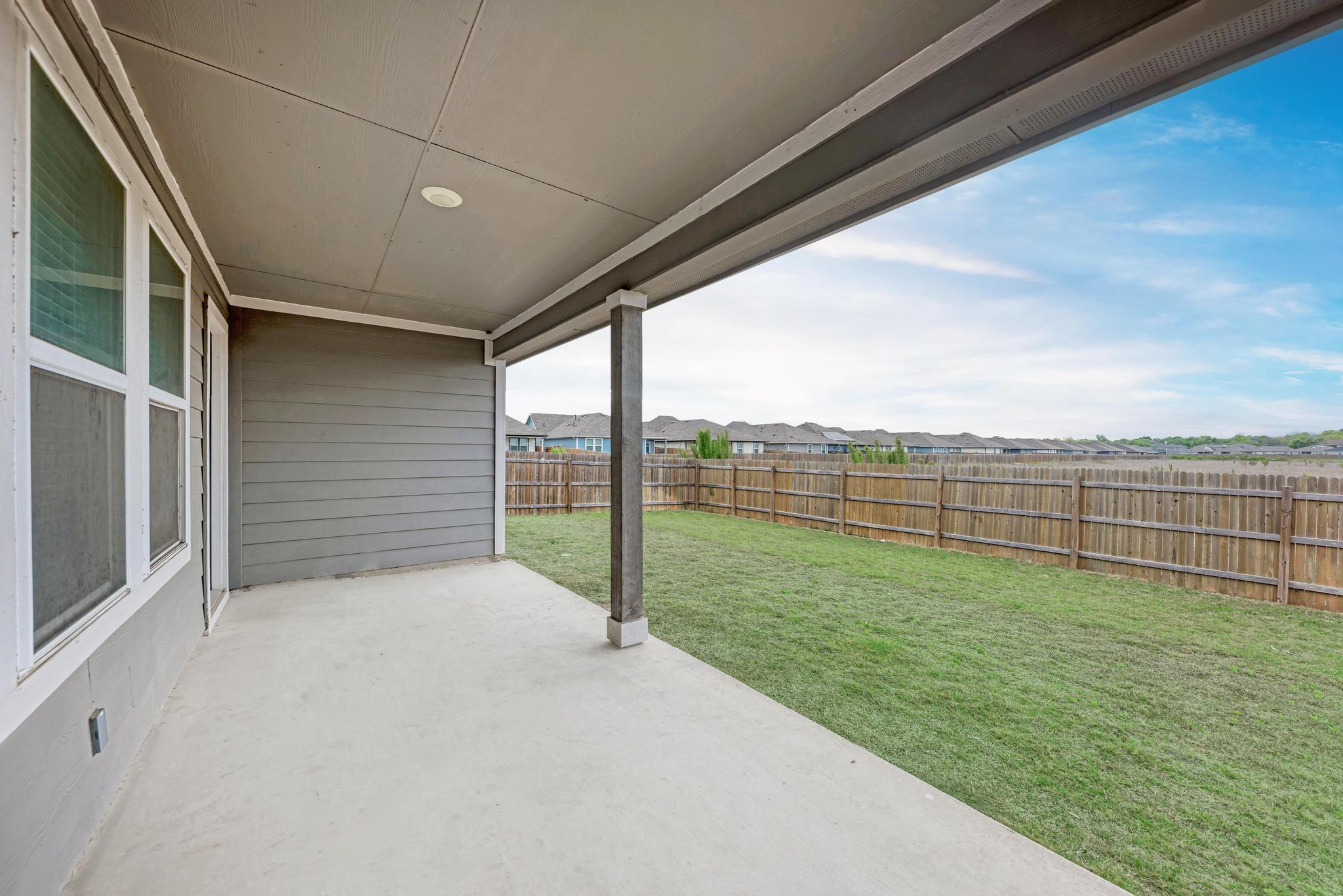 1002 Austin Bayou Dr, Hutto, TX 78634