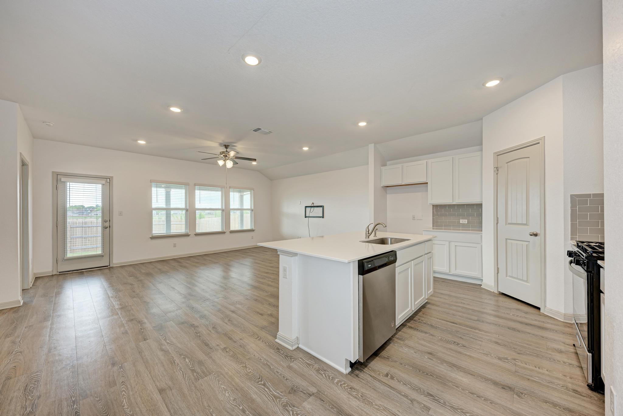 1002 Austin Bayou Dr, Hutto, TX 78634