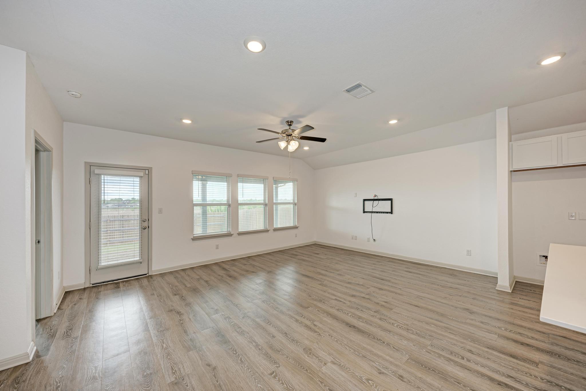 1002 Austin Bayou Dr, Hutto, TX 78634