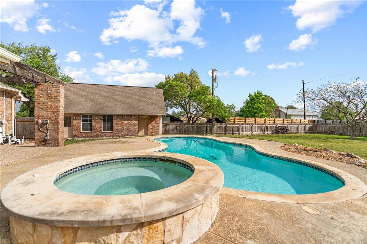 1317 Amistad Dr, Round Rock, TX 78664