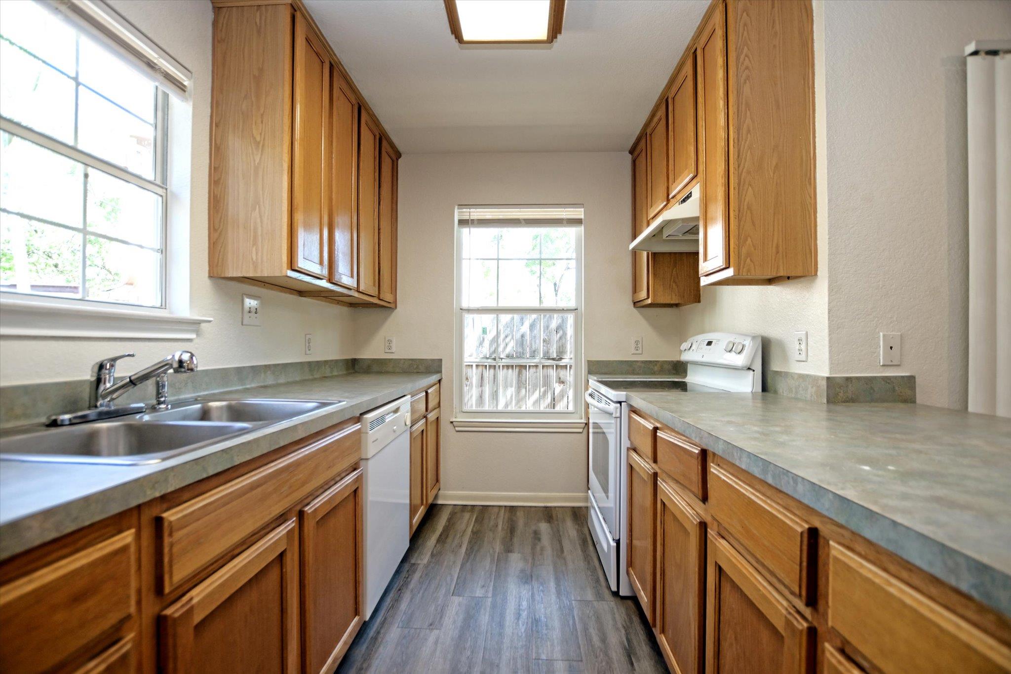 101 S Mockingbird Cir, Cedar Creek, TX 78612