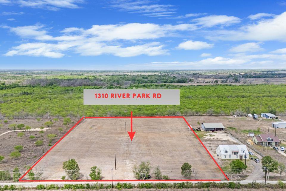 1310 River Park Rd, Luling, TX 78648