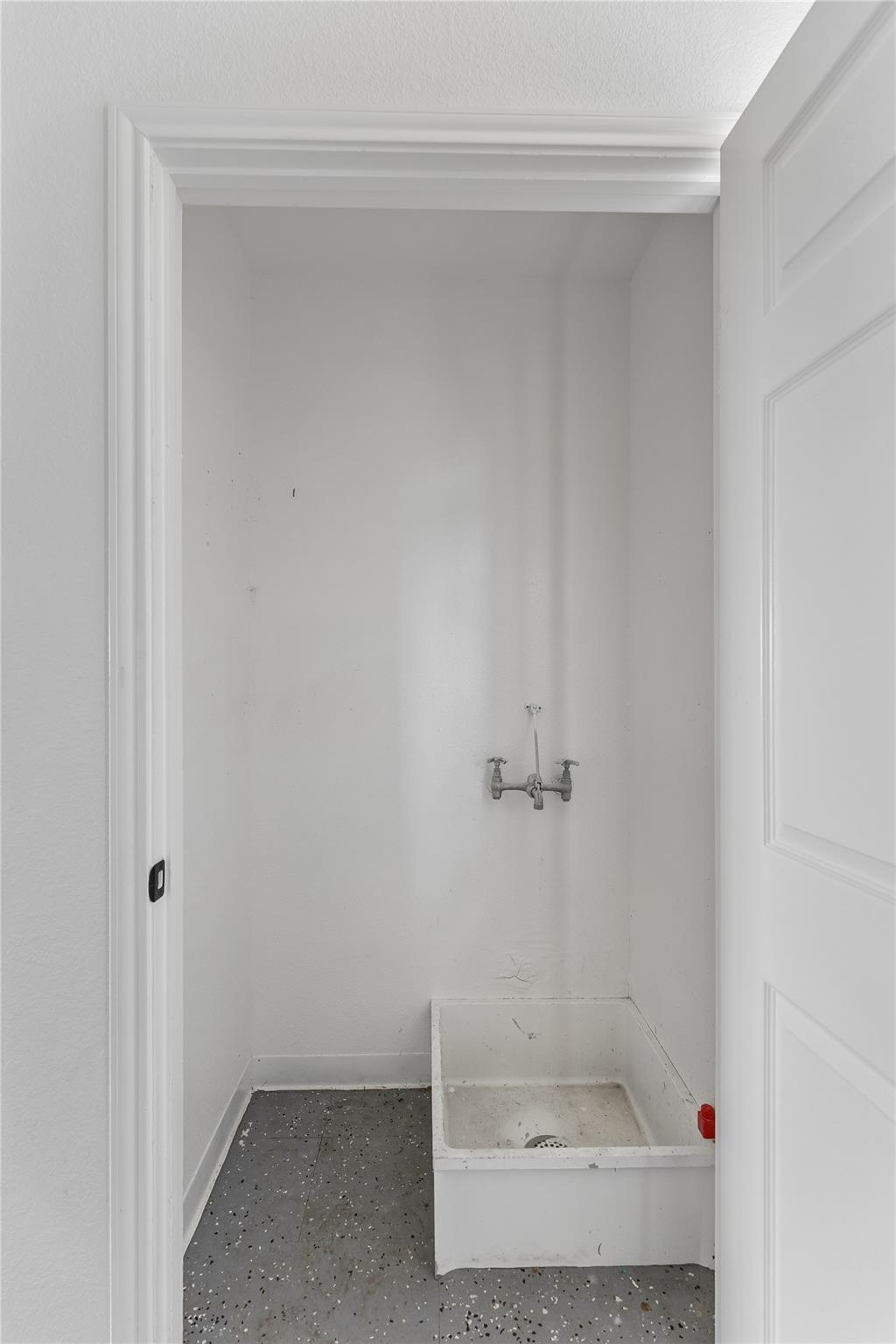 1024 S Guadalupe St, Lockhart, TX 78644