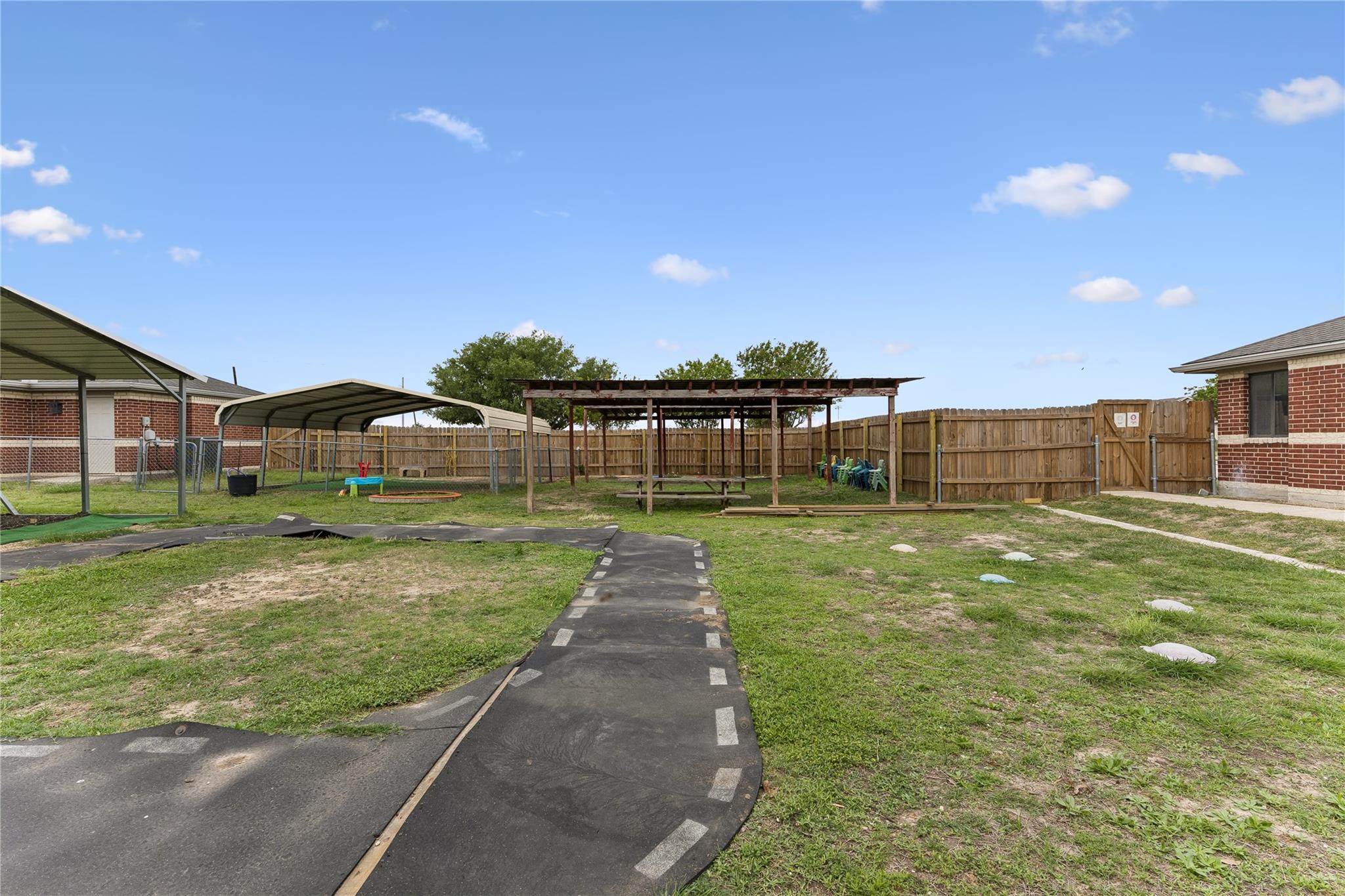 1030 S Guadalupe St, Lockhart, TX 78644