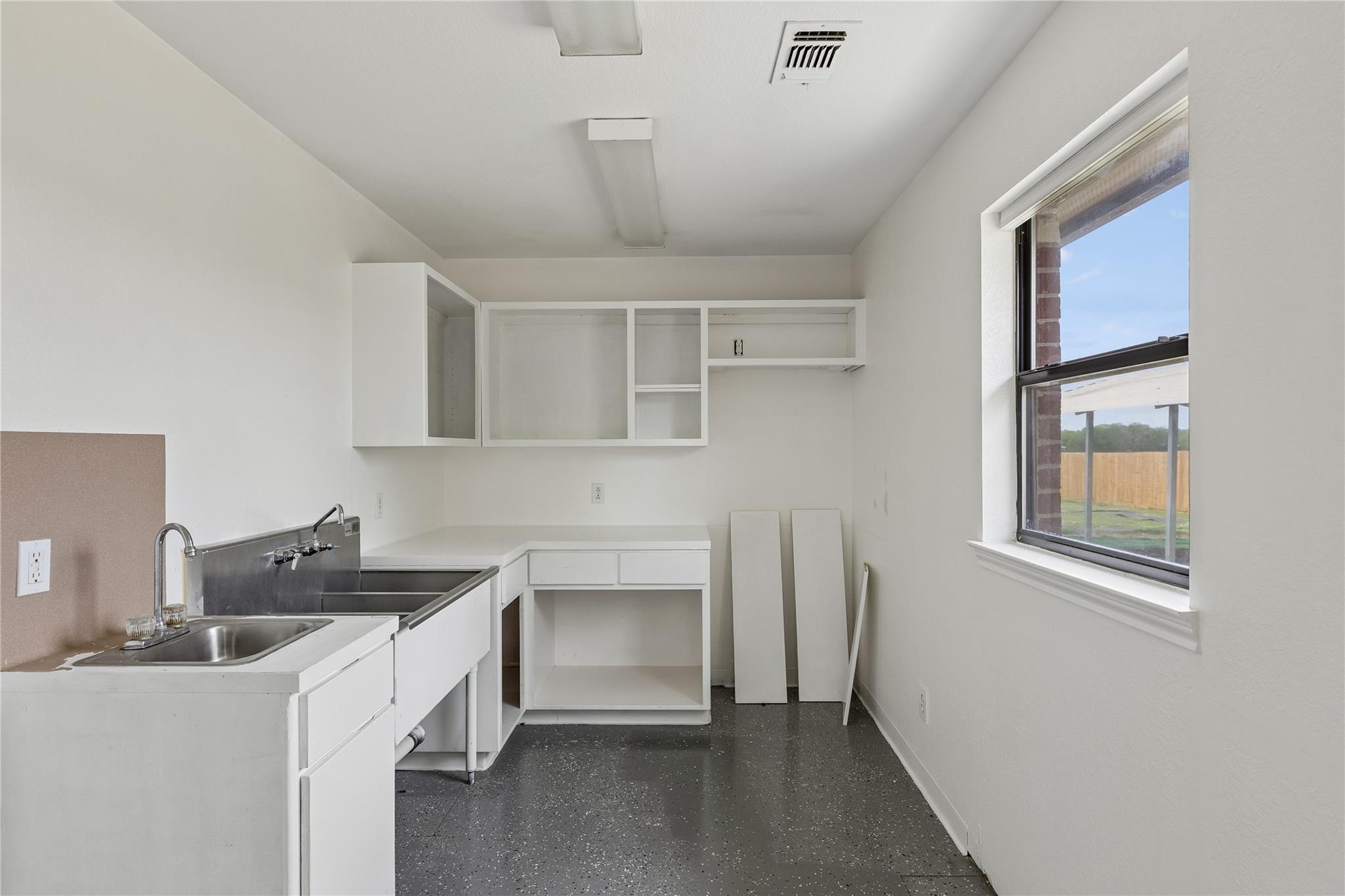 1030 S Guadalupe St, Lockhart, TX 78644