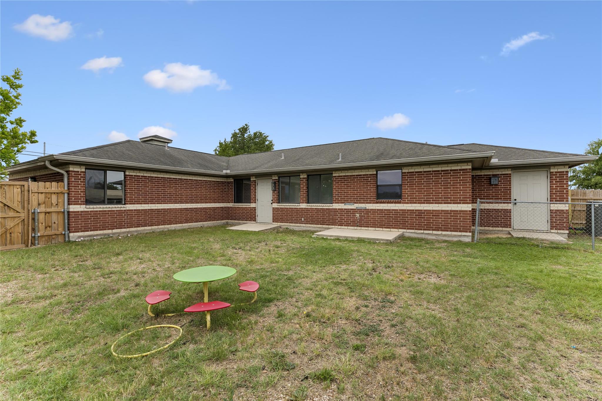 1030 S Guadalupe St, Lockhart, TX 78644