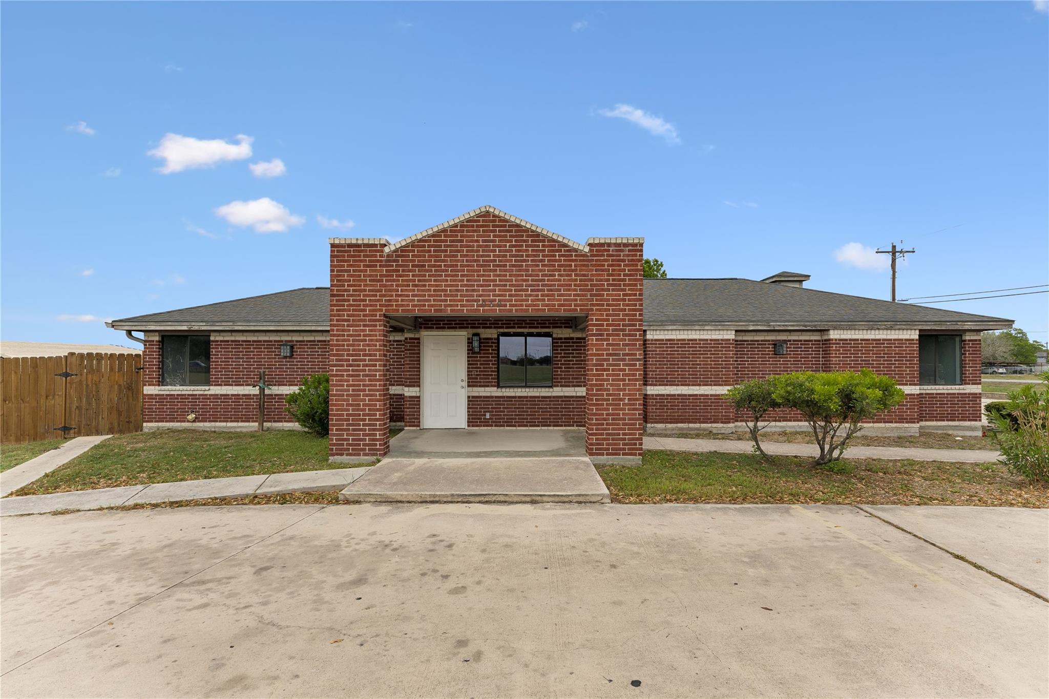 1030 S Guadalupe St, Lockhart, TX 78644