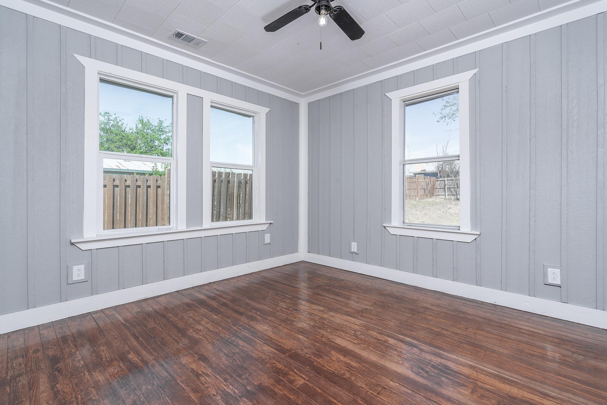 302 N Austin St, Coupland, TX 78615