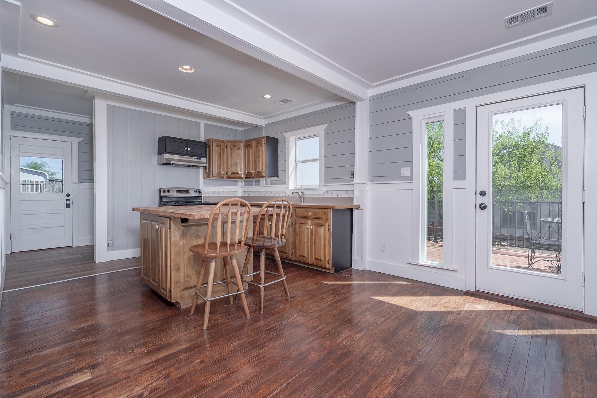 302 N Austin St, Coupland, TX 78615