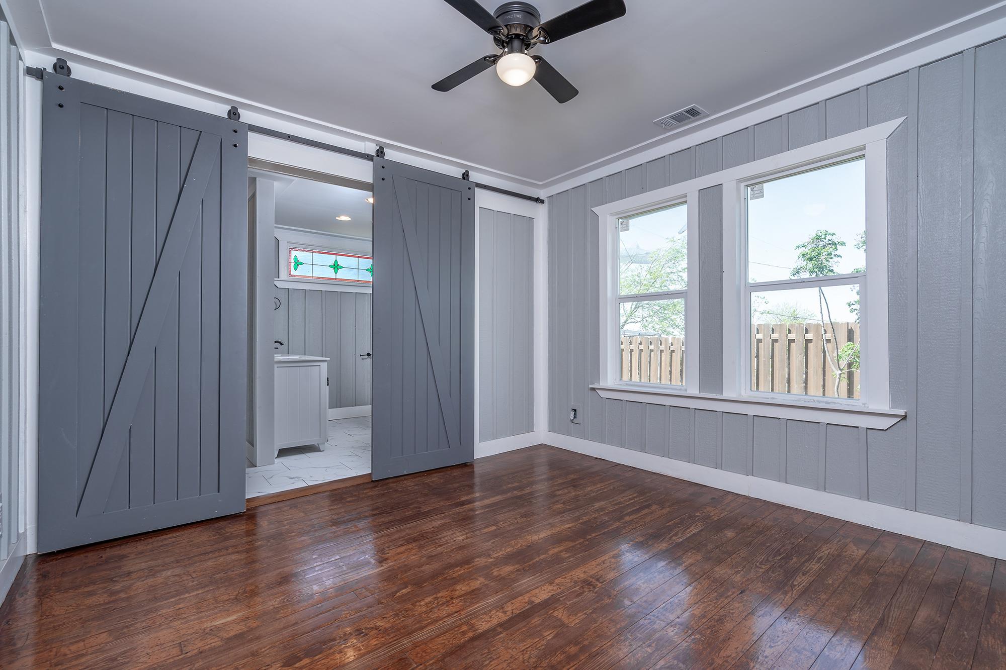 302 N Austin St, Coupland, TX 78615